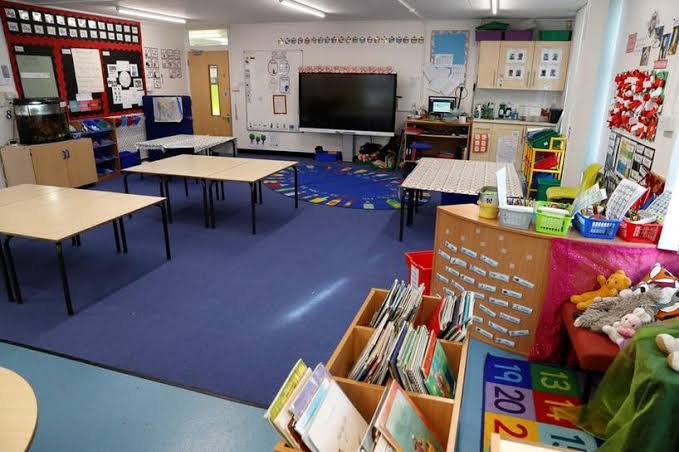 Reino Unido cerrará escuelas primarias de Londres para controlar la propagación del COVID-19