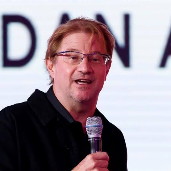 Juez ordena la detención de Andrés Roemer por el delito de violación