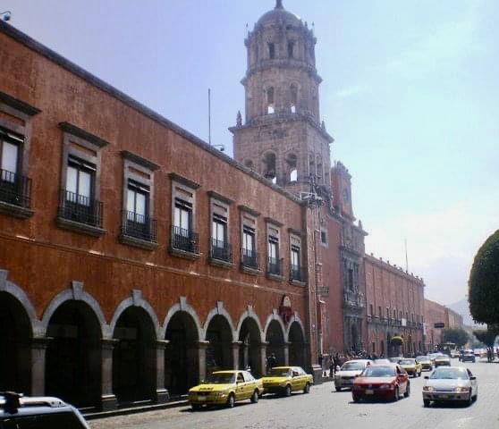Alistan obras pluviales para la calle de Corregidora, en el centro histórico