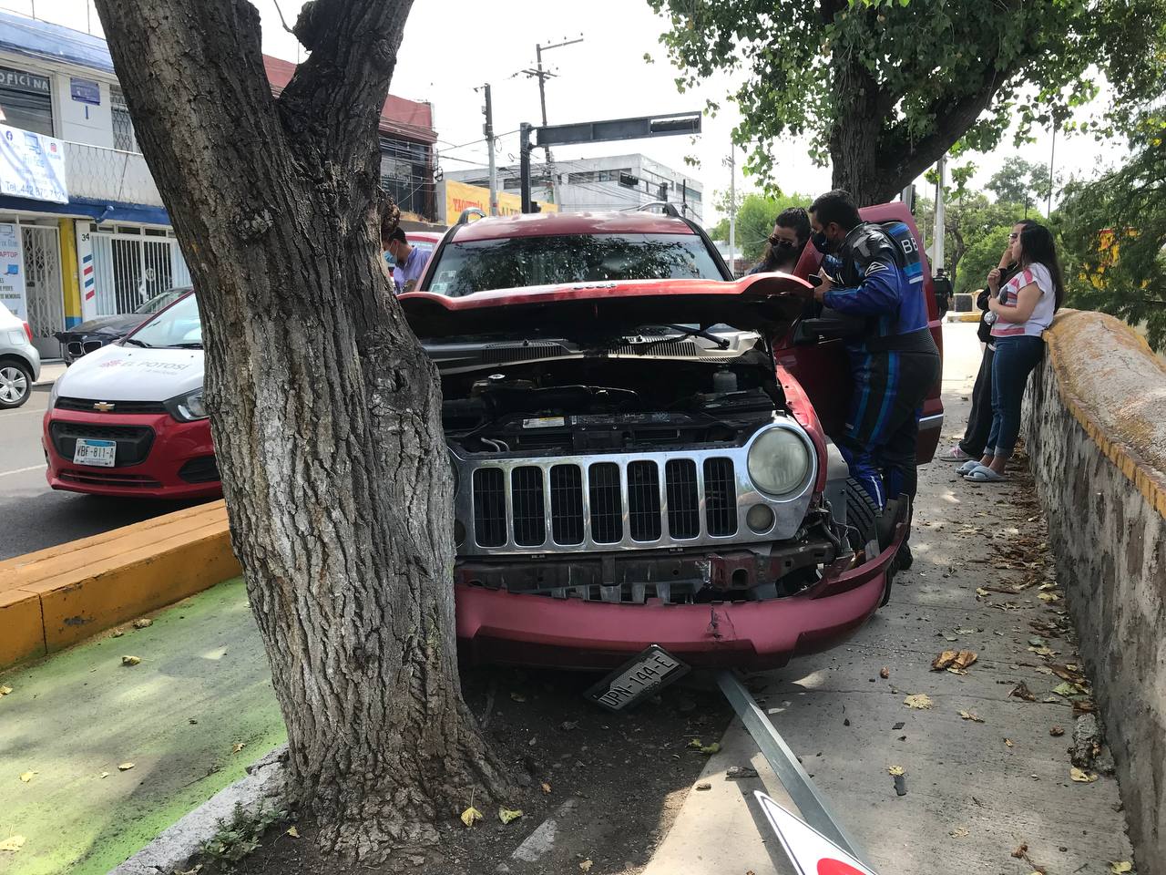 Aparatoso accidente en Av. Universidad, una camioneta se subió a la ciclovía
