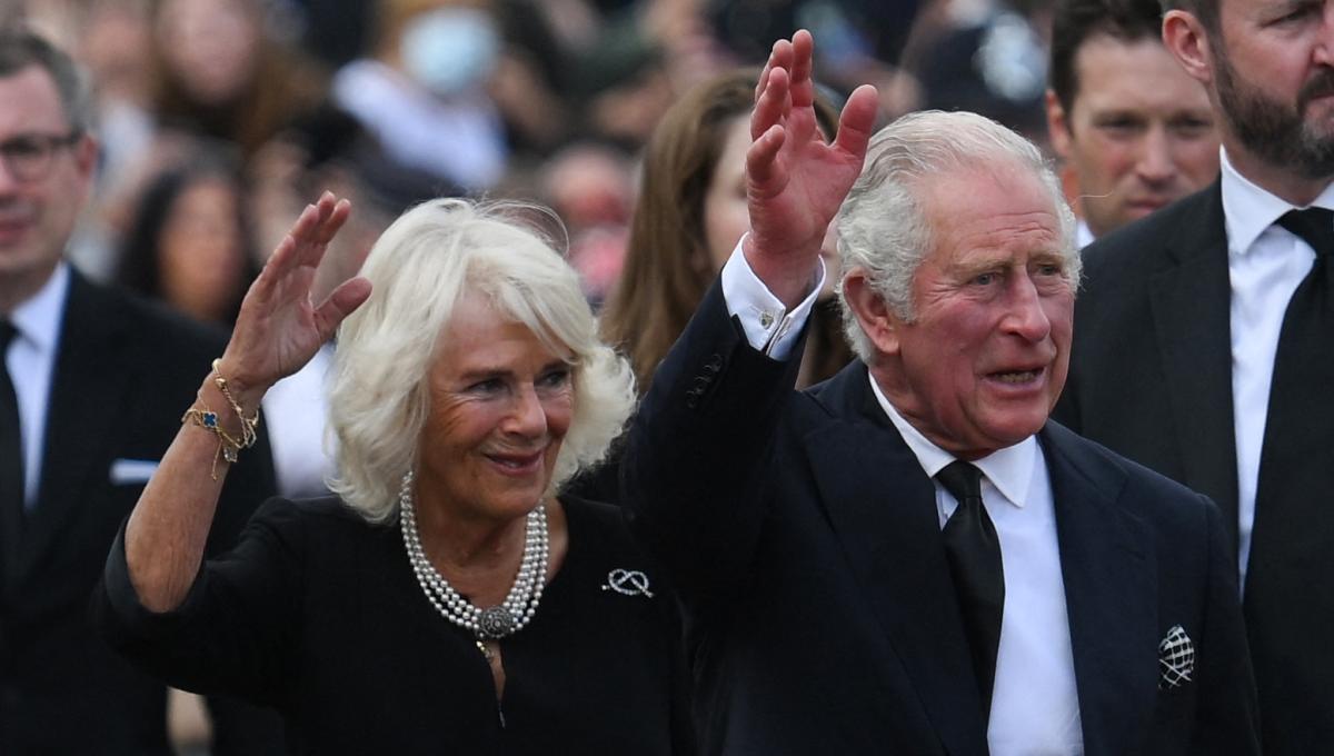 Británicos abrazan a Carlos III que promete servirles ‘toda la vida’