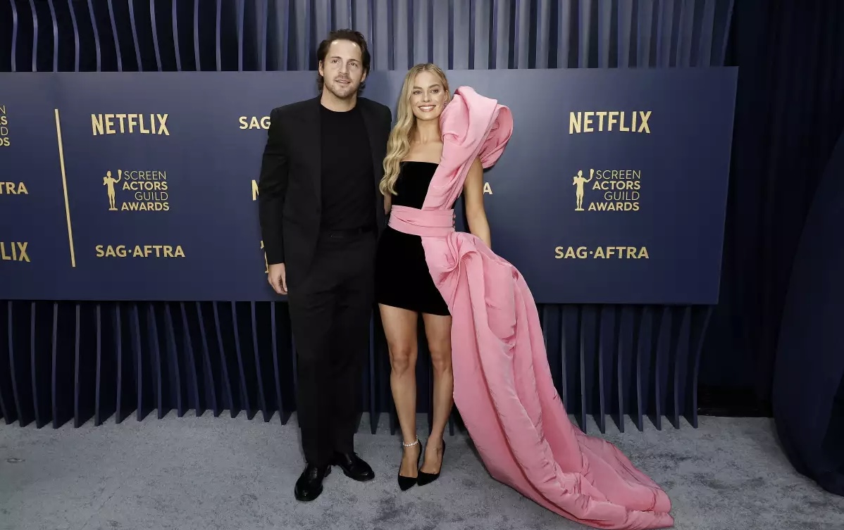 Margot Robbie está embarazada y espera su primer bebé con su esposo Tom Ackerley
