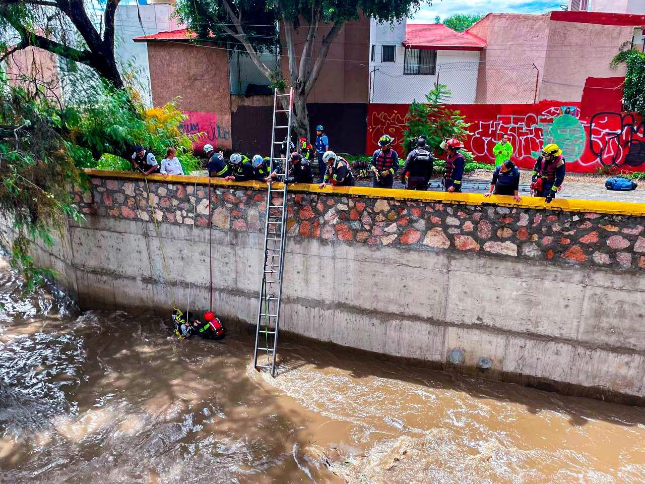 Persona cae a dren en Calesa; es rescatada por corporaciones de emergencia