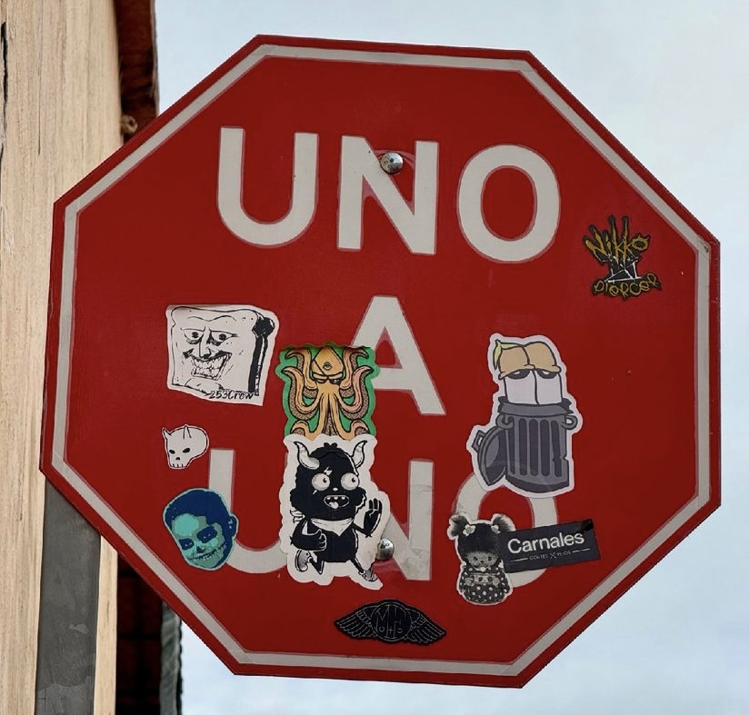 Retiran mil 600 stickers de señalética vial en la ciudad de Querétaro
