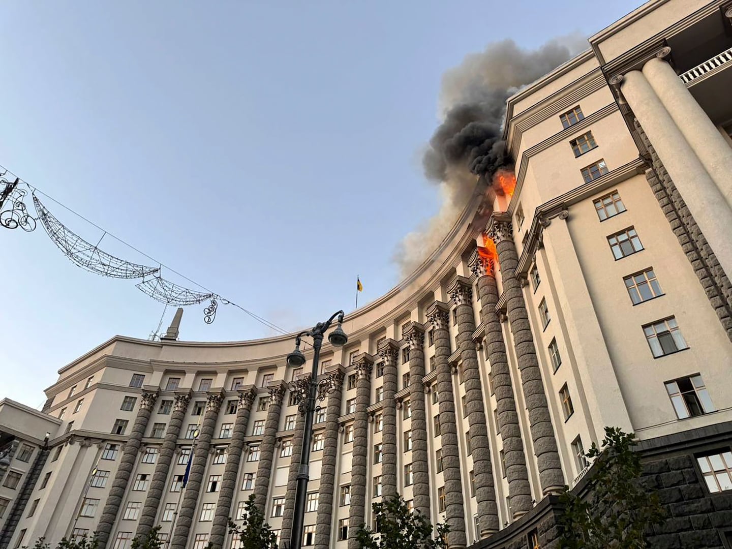 🌍🔥 Rusia lanza el mayor ataque aéreo de la guerra sobre Kiev — más de 800 drones y misiles destruyen el edificio gubernamental 🏢💥