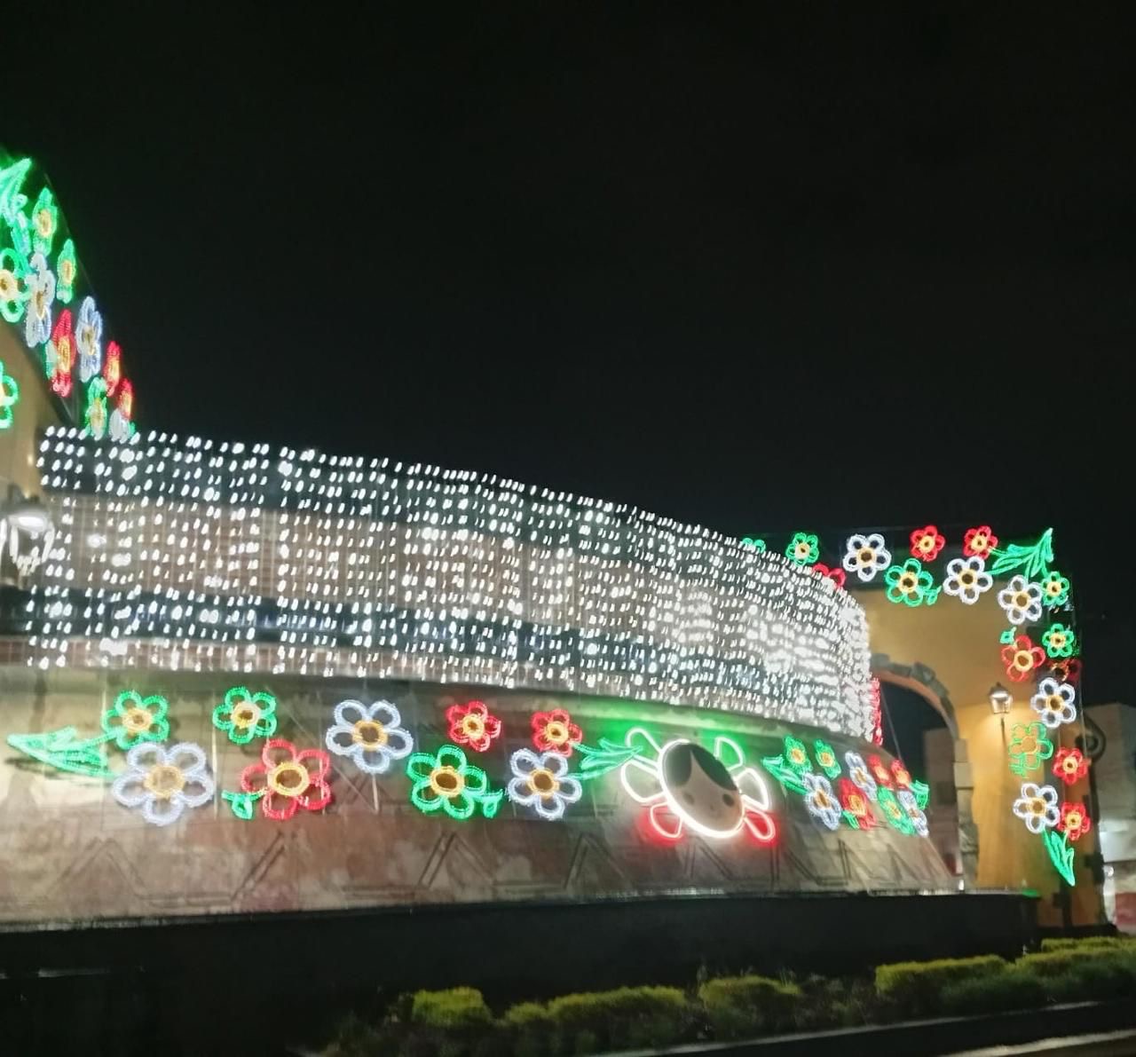 Luces tricolores iluminan plazas y monumentos de Querétaro por fiestas patrias