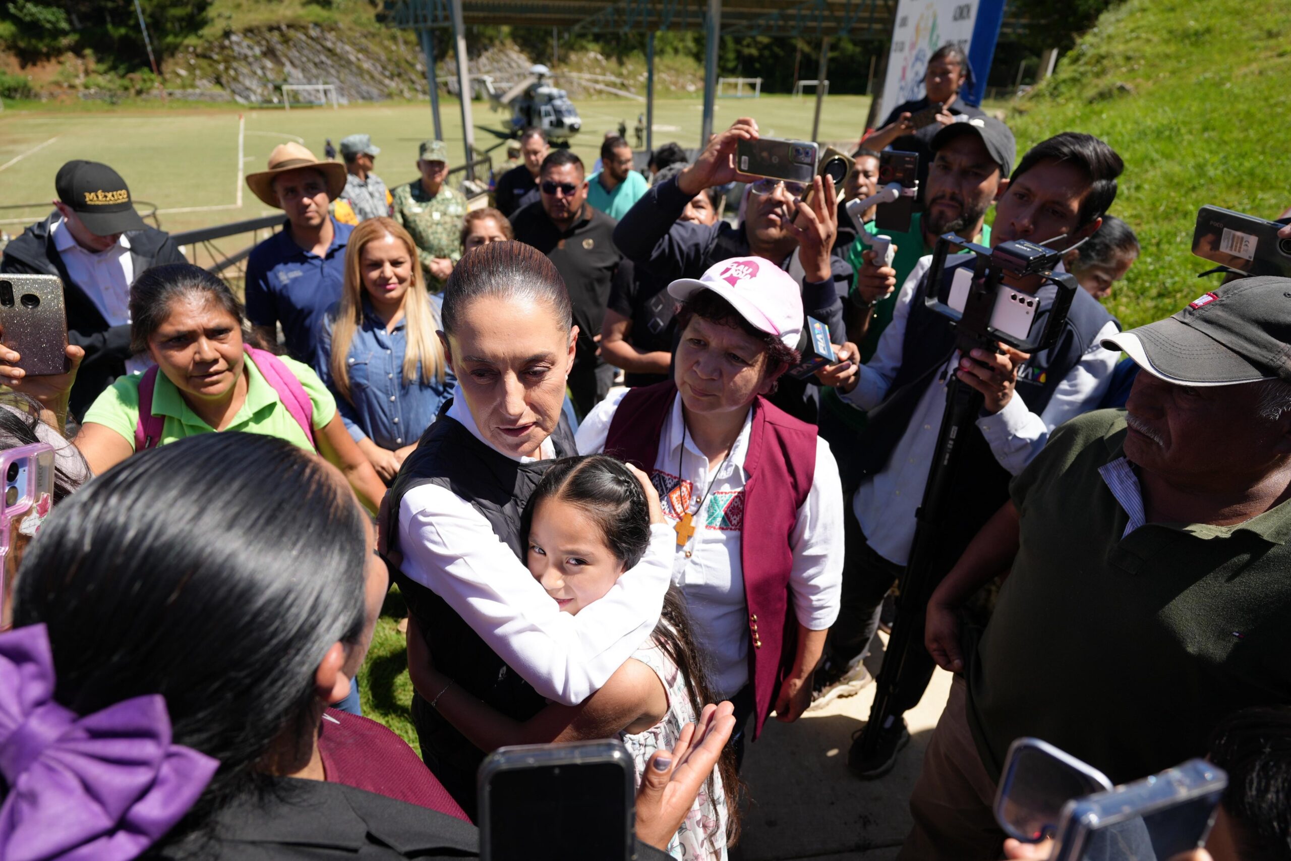 ✨ La Presidenta Claudia Sheinbaum aterrizó en Querétaro para recorrer Pinal de Amoles, una de las comunidades más afectadas por las recientes lluvias.