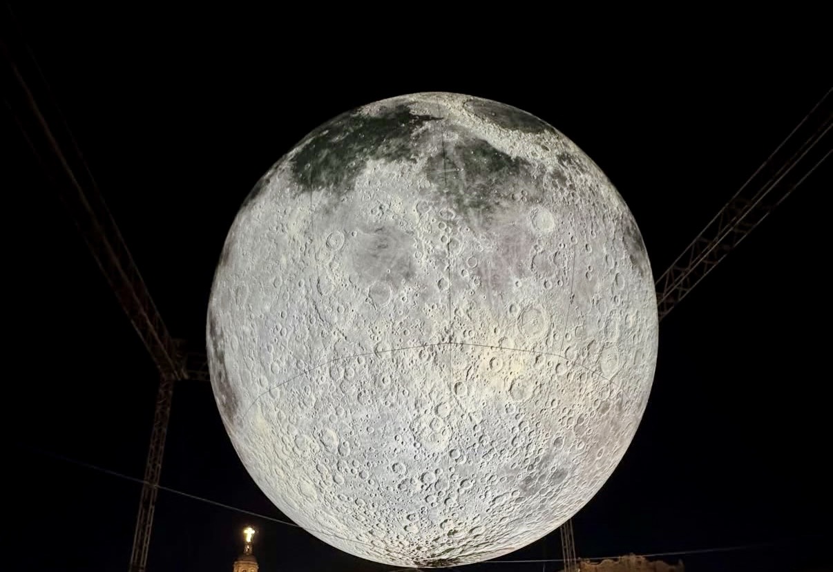 Réplica de la luna llega a Querétaro; estará en diferentes plazas