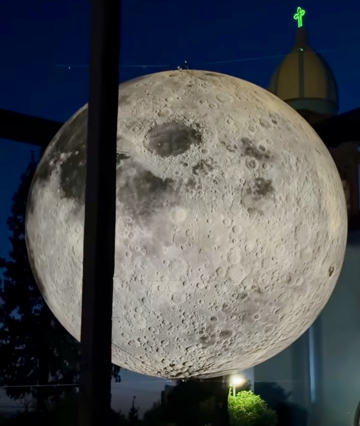 Termina exhibición de la Luna Monumental; última parada Jardín Guerrero