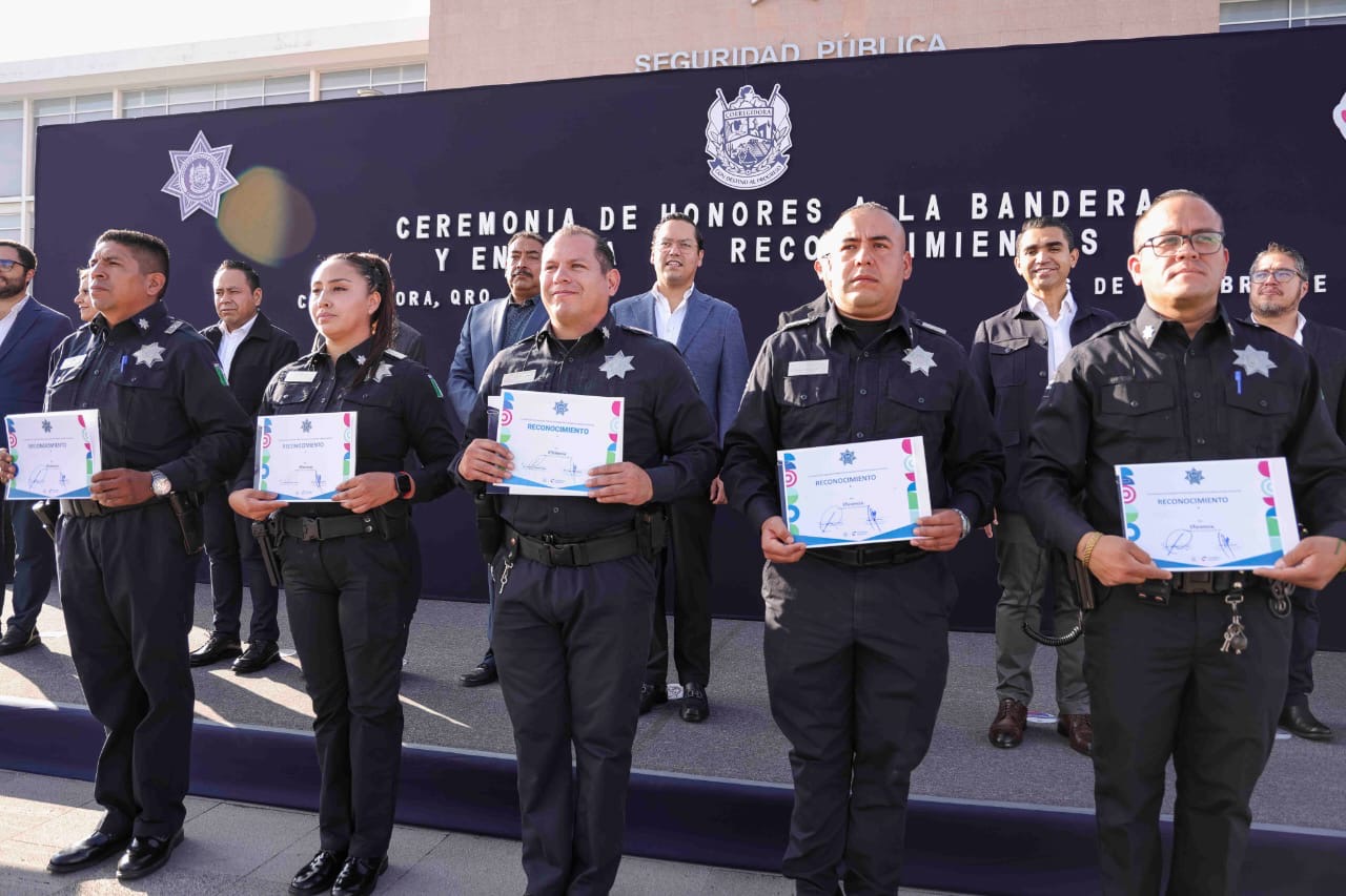 Policías de Corregidora y operadores del 911 reciben reconocimientos y certificaciones