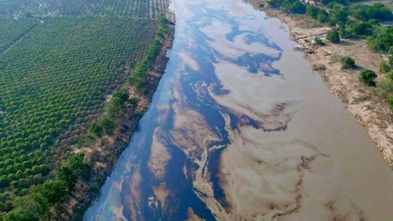 🌧️🚨 Lluvias en Veracruz dañan el ambiente: ducto roto de Pemex deja derrame de hidrocarburo en el Río Pantepec 🛢️🌊