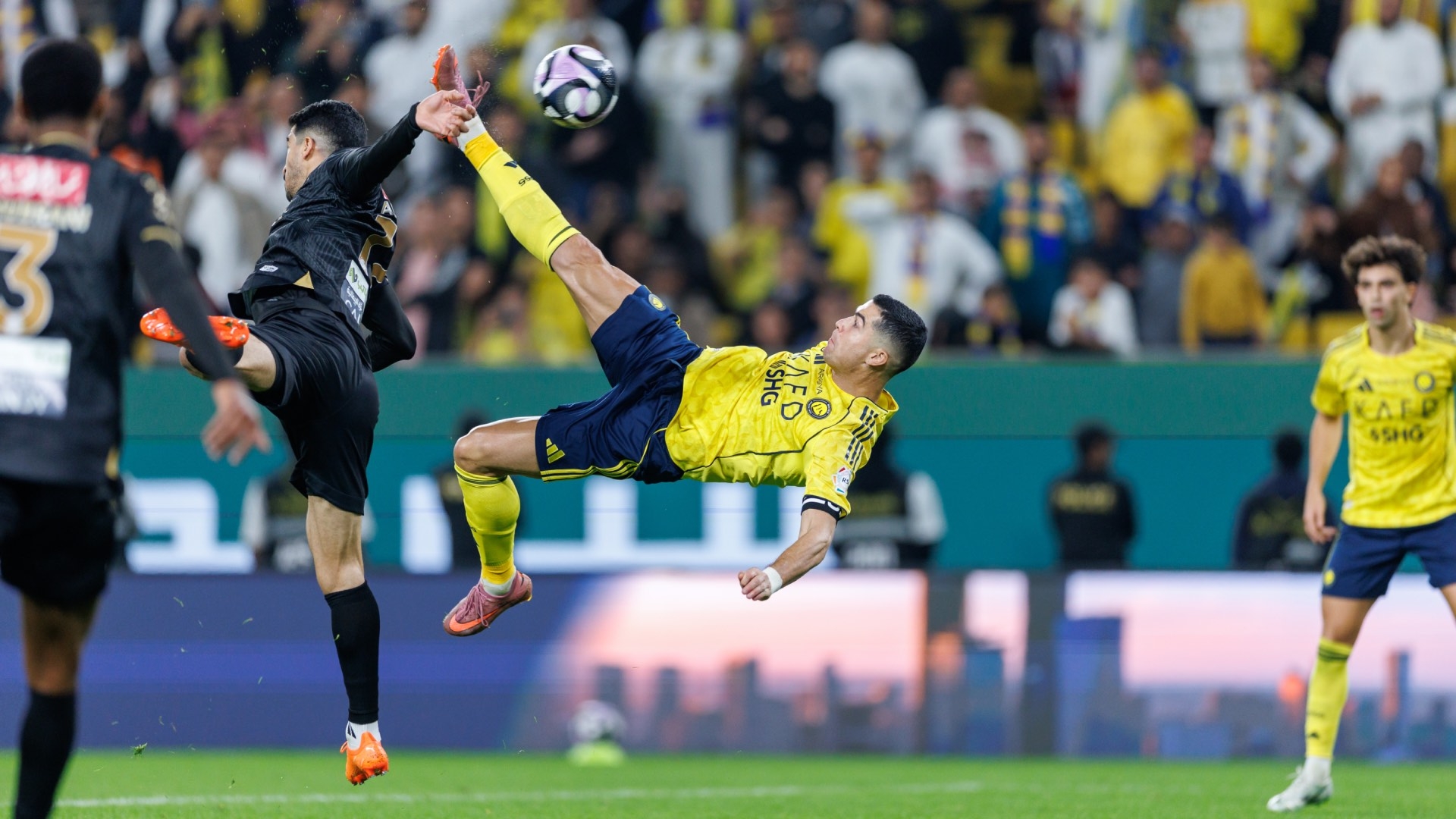 ⚽🔥 Cristiano Ronaldo marcó una chilena espectacular para cerrar la goleada 4-1 de Al Nassr sobre Al Khaleej.