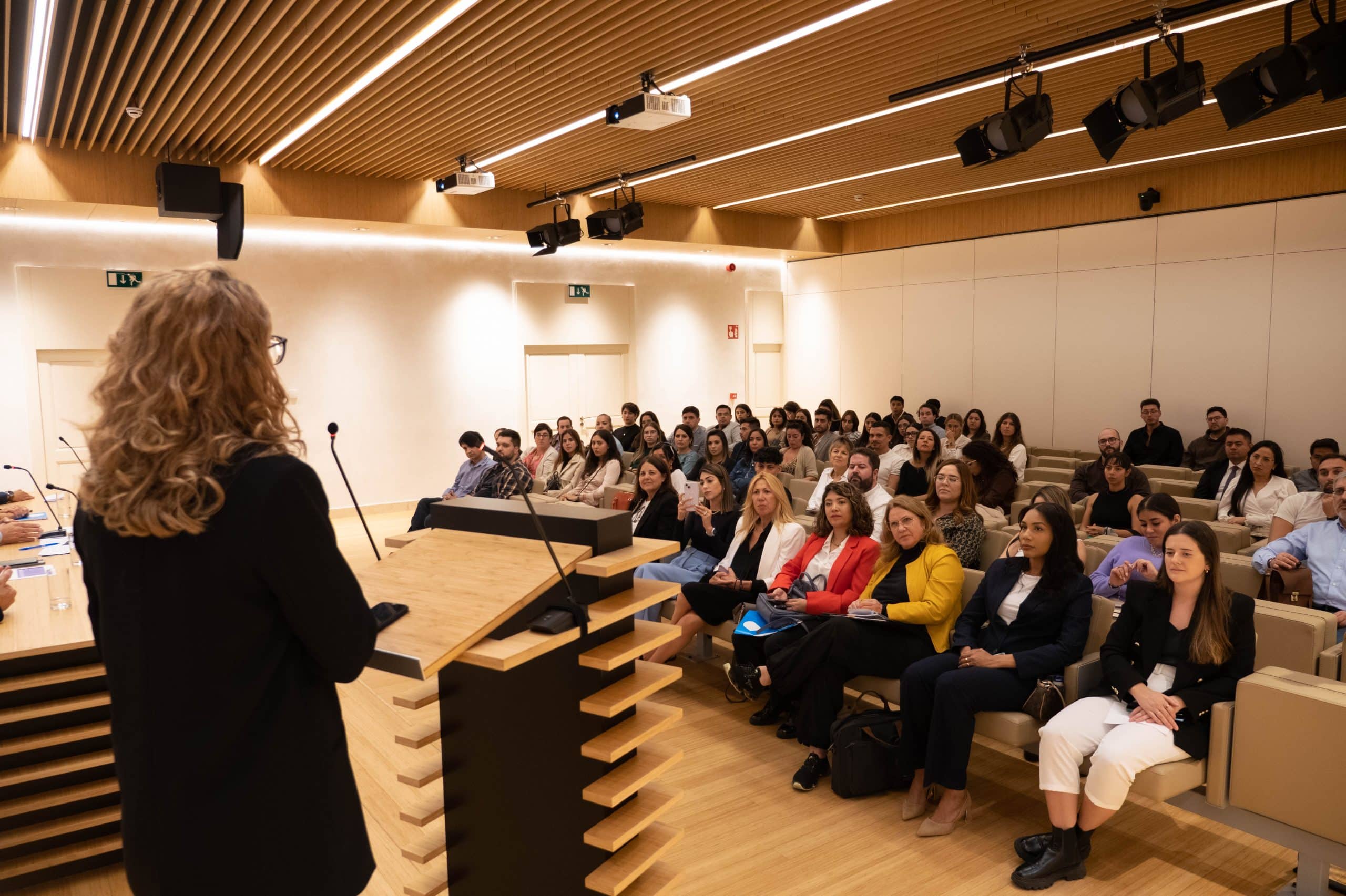Se duplican las becas municipales para queretanos que estudian en España