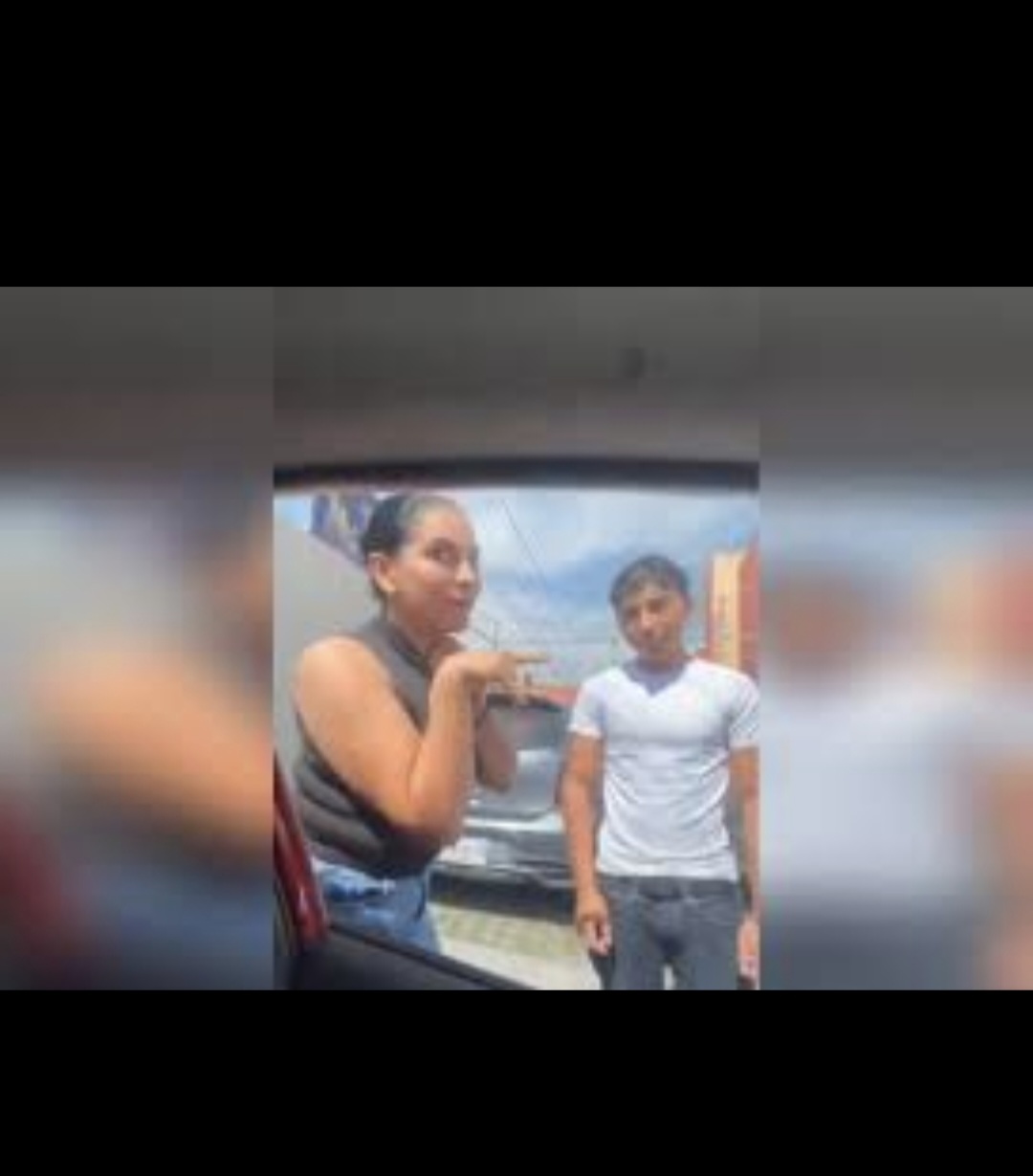 🚗😠 ¡Se hace viral en redes! Una madre y su hijo protagonizaron una fuerte agresión vial en Coacalco, luego de enfrentarse con una automovilista que se negó a moverse de la vialidad. 📹🔥