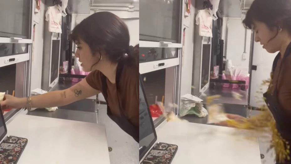 📹😡 Se viralizó el video de una clienta que ha sido bautizada como “Lady Esquite”, tras lanzarle un vaso con todo y esquites 🌽 a una vendedora que le dijo que no tenía “elote mexicano”. 🇲🇽