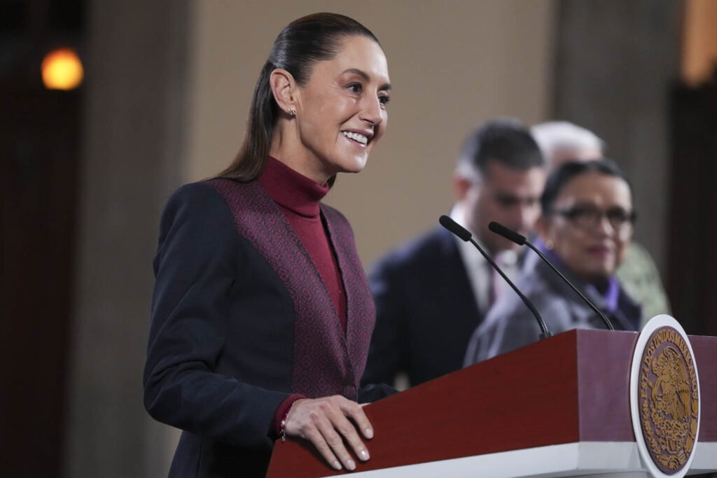 📢🇲🇽👀 Claudia Sheinbaum afirma que sigue firme en su compromiso de estar cerca de la gente y descarta reforzar su seguridad, pese al incidente de acoso que sufrió recientemente. 🕊️🚶‍♀️