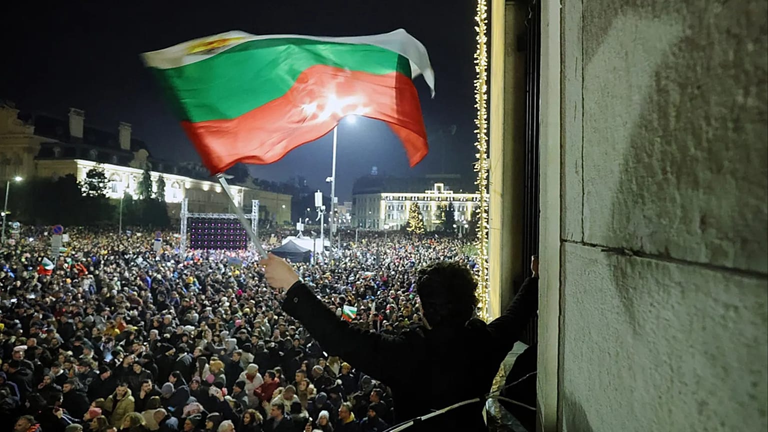 🇧🇬📉 Renuncia el primer ministro de Bulgaria tras protestas masivas en todo el país 🪧🔥