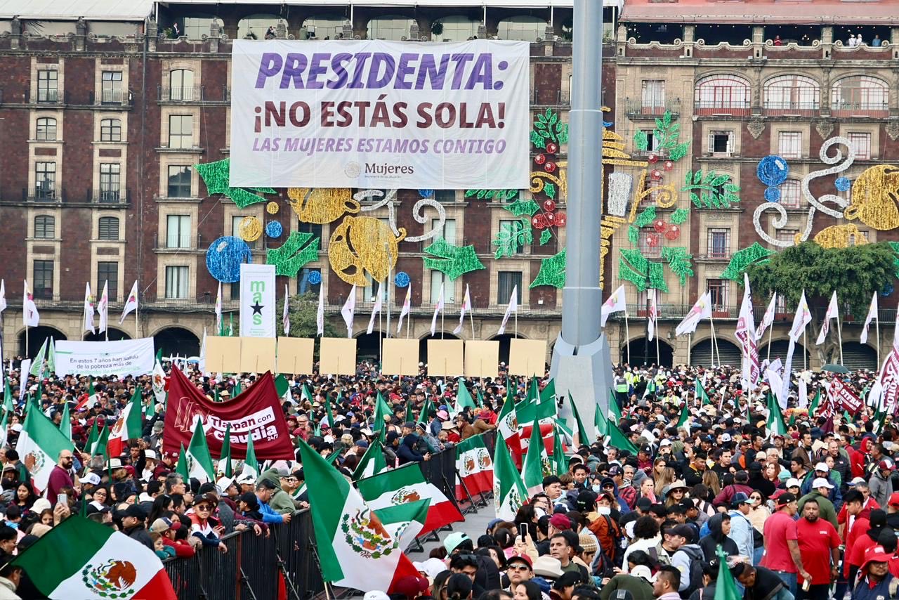 🇲🇽✨ “Por más campañas sucias y alianzas en el extranjero, no vencerán al pueblo de México ni a su Presidenta”, afirmó Claudia Sheinbaum durante la celebración por los 7 años de transformación en el Zócalo de la CDMX. 🎤🔥