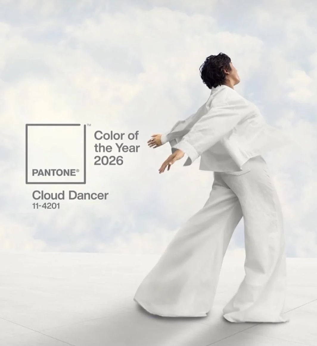 🎨✨ El color del año 2026 según Pantone es “Cloud Dancer” — el primer blanco en su historia ☁️🤍