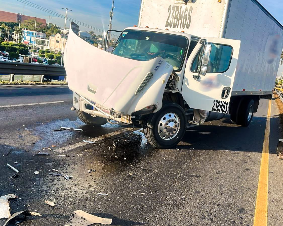 Protección Civil atiende accidente de un camión de carga en la México-Querétaro