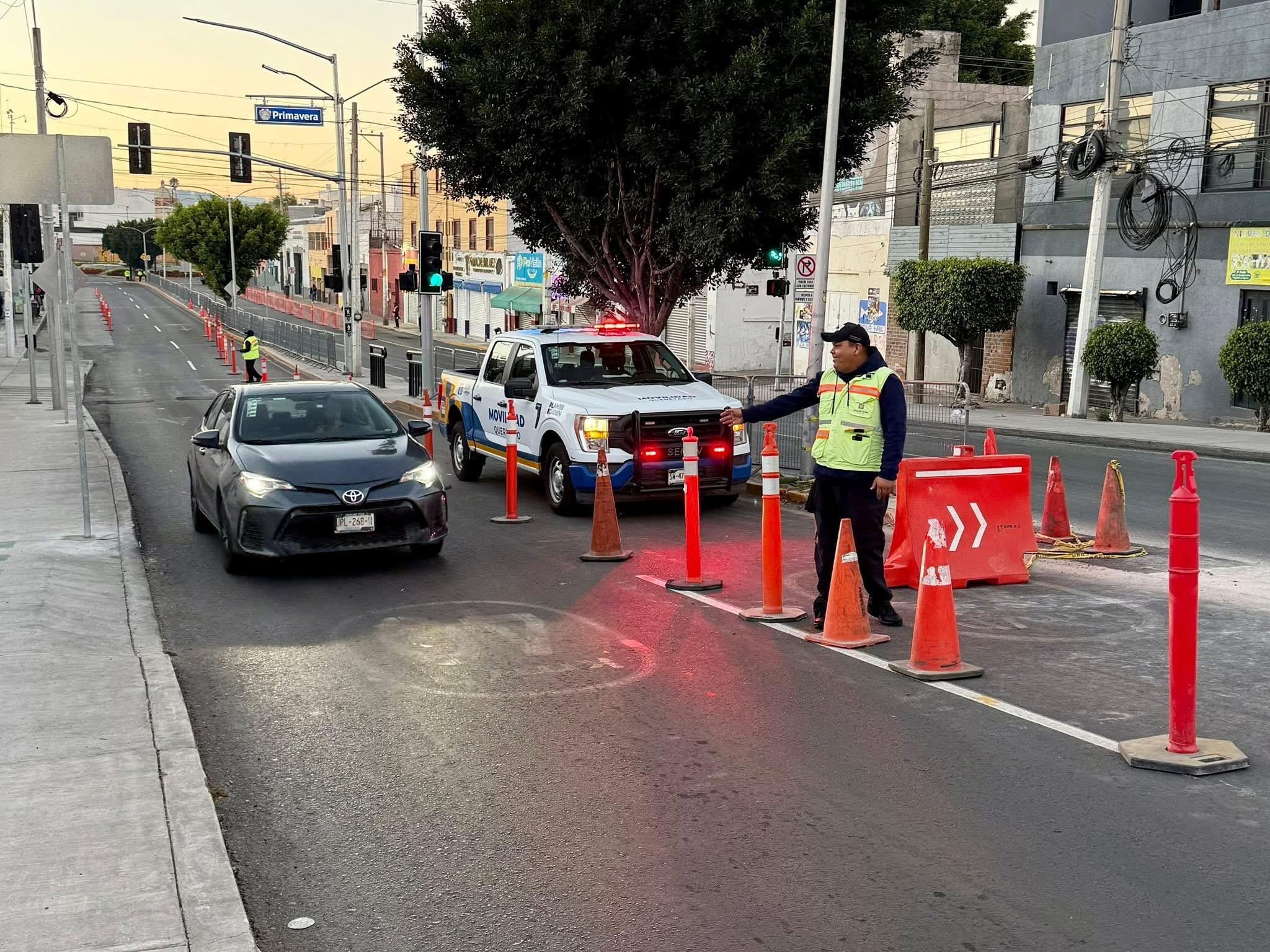 Solicitan respeto a ciclovías y banquetas por obras federales en Corregidora Norte