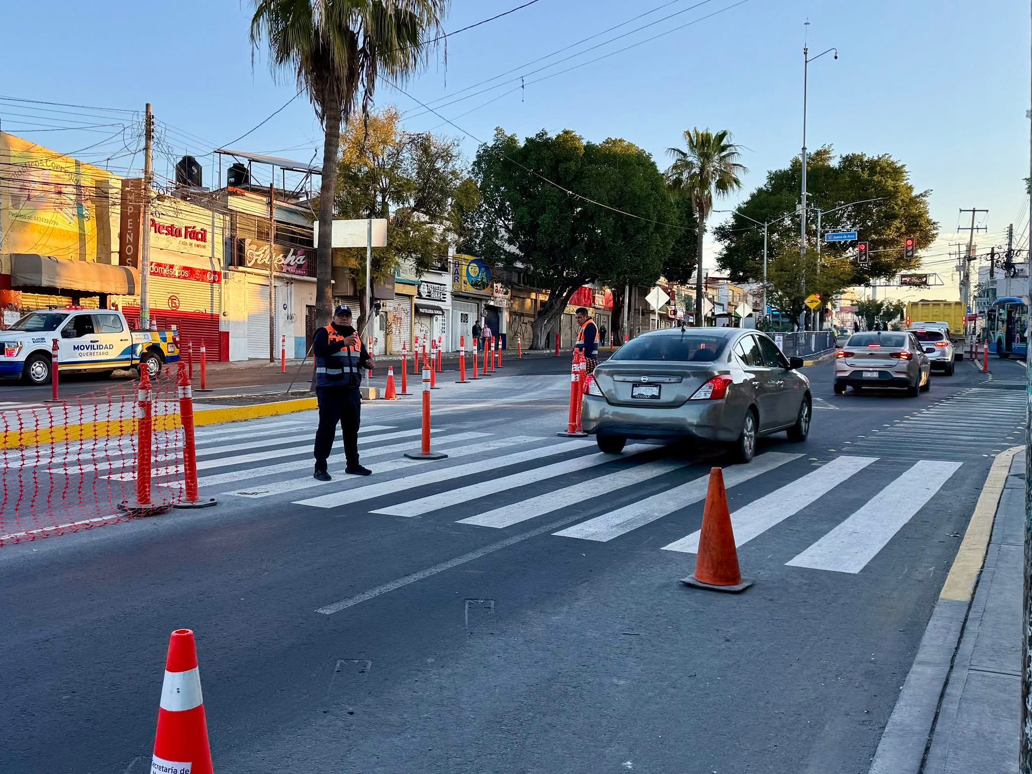 Operan 20 agentes de movilidad en zona de obras del tren, flujo de peatones aumenta los jueves