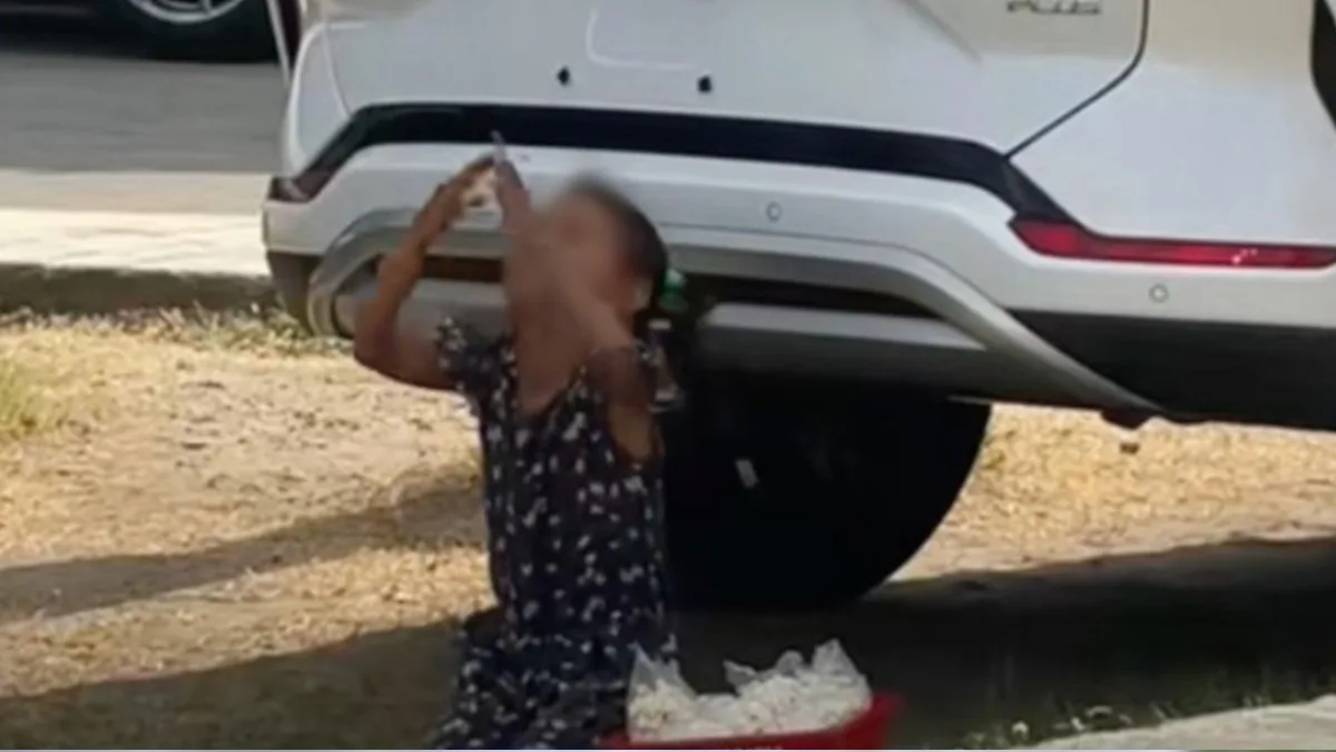 🙏🍬 Niña se arrodilla a rezar antes de salir a vender en la calle