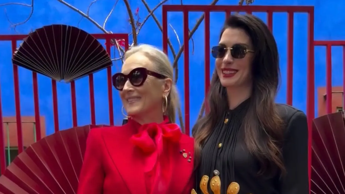 🎬✨ ¡Hollywood invade la Casa Azul!. Las icónicas Meryl Streep y Anne Hathaway sorprendieron a fans en la CDMX al visitar la emblemática Casa Azul