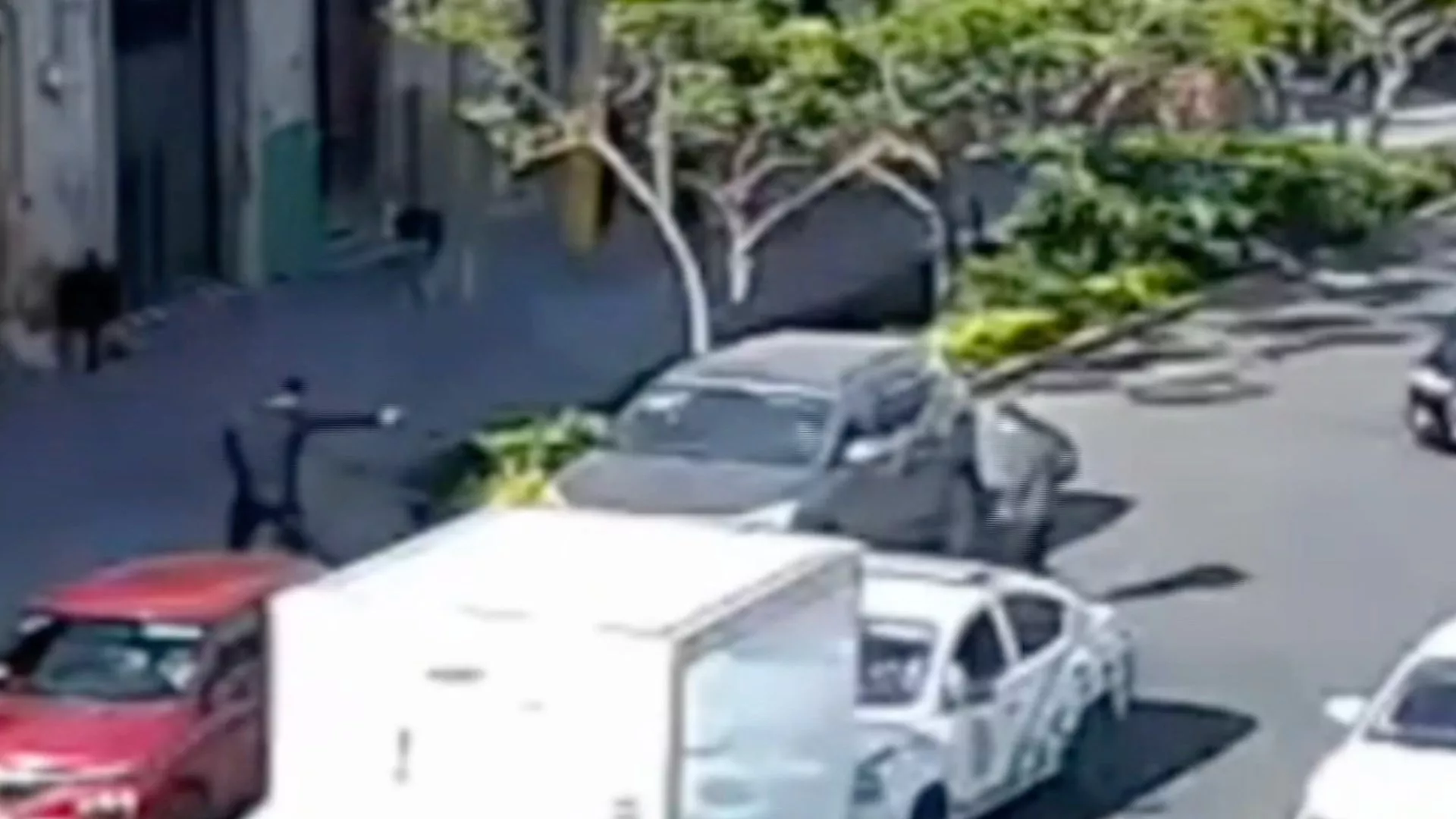 🚨🔴 Violencia a plena luz del día en Guanajuato… y frente a autoridades. Ataque armado en Irapuato: asesinan a hombre frente a una patrulla y a metros de la presidencia municipal