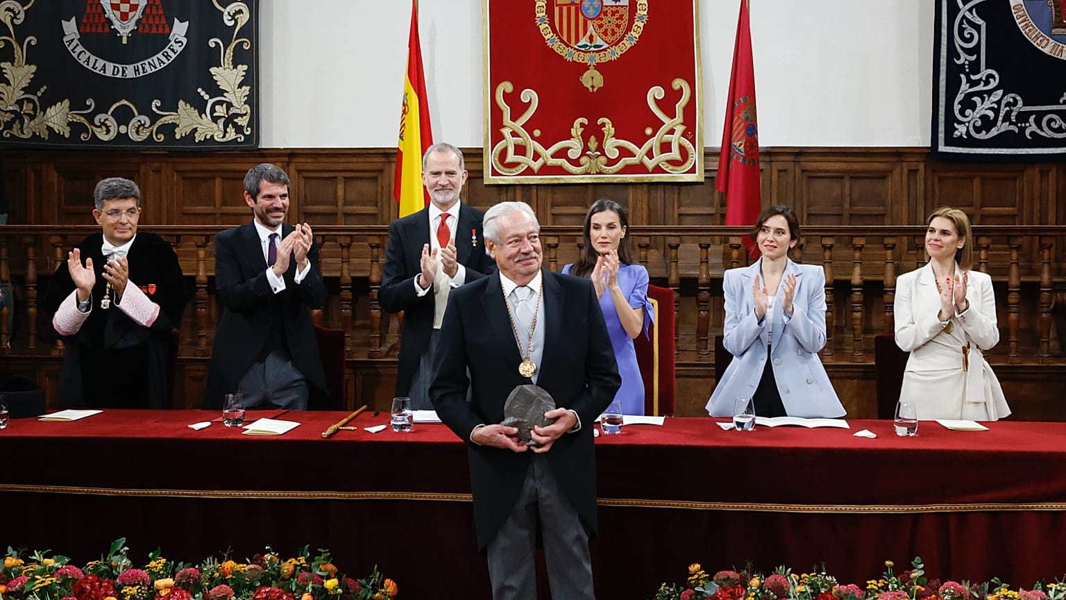 📚👑 ¡Gran orgullo para la literatura mexicana! El escritor Gonzalo Celorio recibió el prestigioso Premio Cervantes 2025, el máximo reconocimiento de las letras en español. 🇲🇽✨