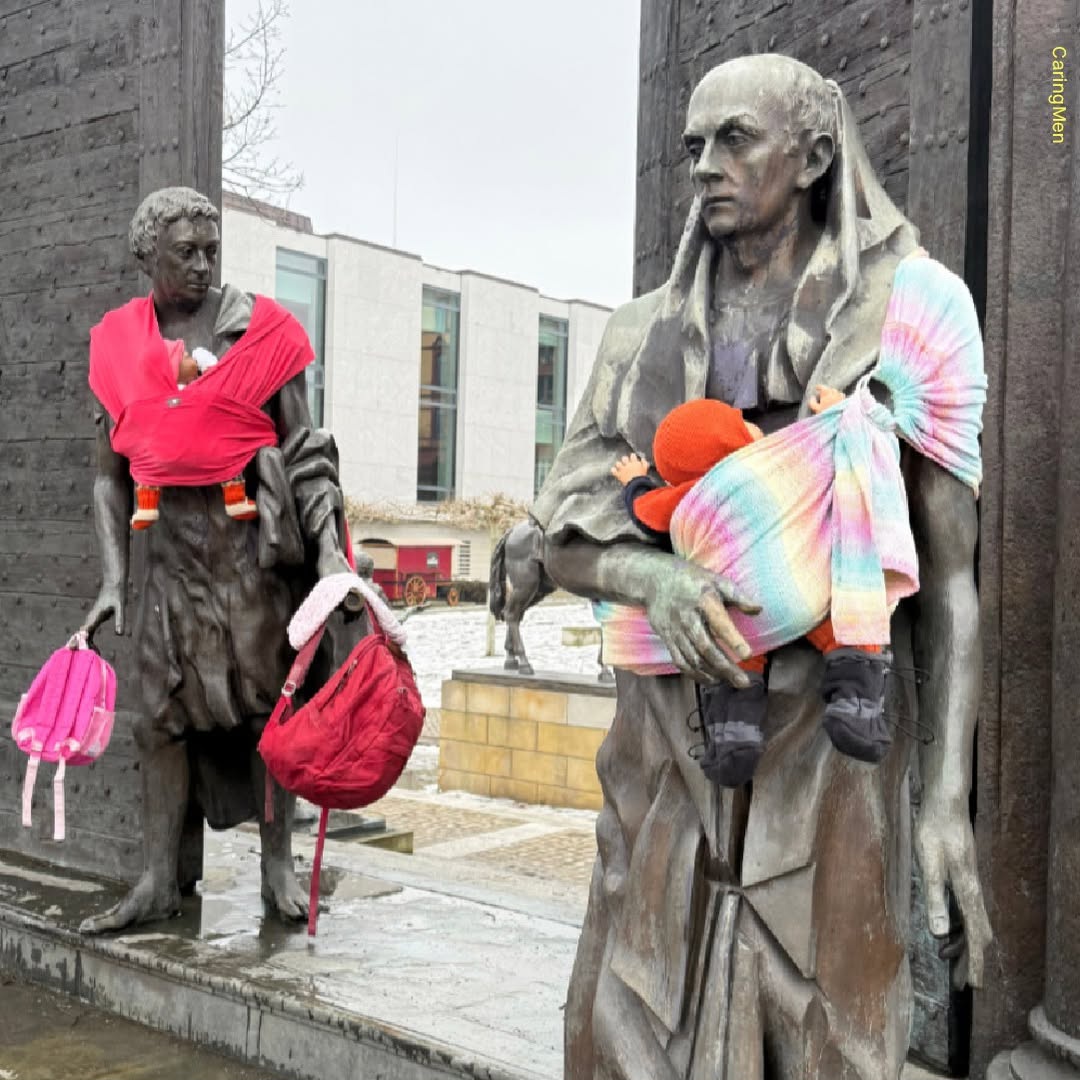 👶🏽🗿 Una intervención que está dando de qué hablar en Alemania  El colectivo Caring Men sorprendió al intervenir estatuas de figuras masculinas en 13 ciudades, colocándoles bebés de juguete en brazos.