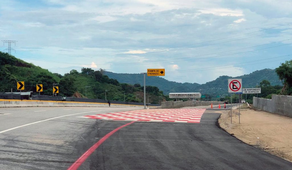 Analizan instalación de rampa de frenado en acceso a Querétaro, estaría cerca de la megabandera