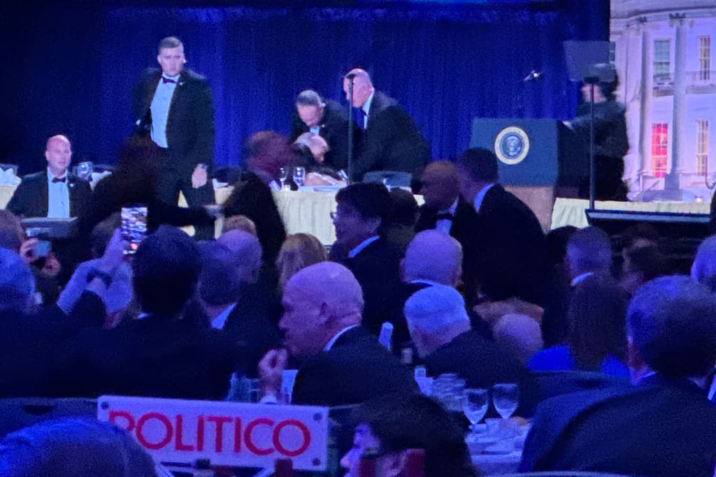 🚨🇺🇸😱 ¡Momentos de terror en Washington! Un tirador fue abatido durante la cena de corresponsales de la Casa Blanca, provocando pánico entre los asistentes.