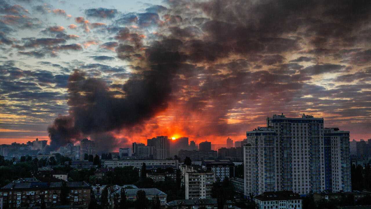 🚨🇷🇺 Rusia lanzó uno de los ataques más intensos sobre Kiev desde el inicio de la guerra y volvió a utilizar el misil hipersónico Oreshnik
