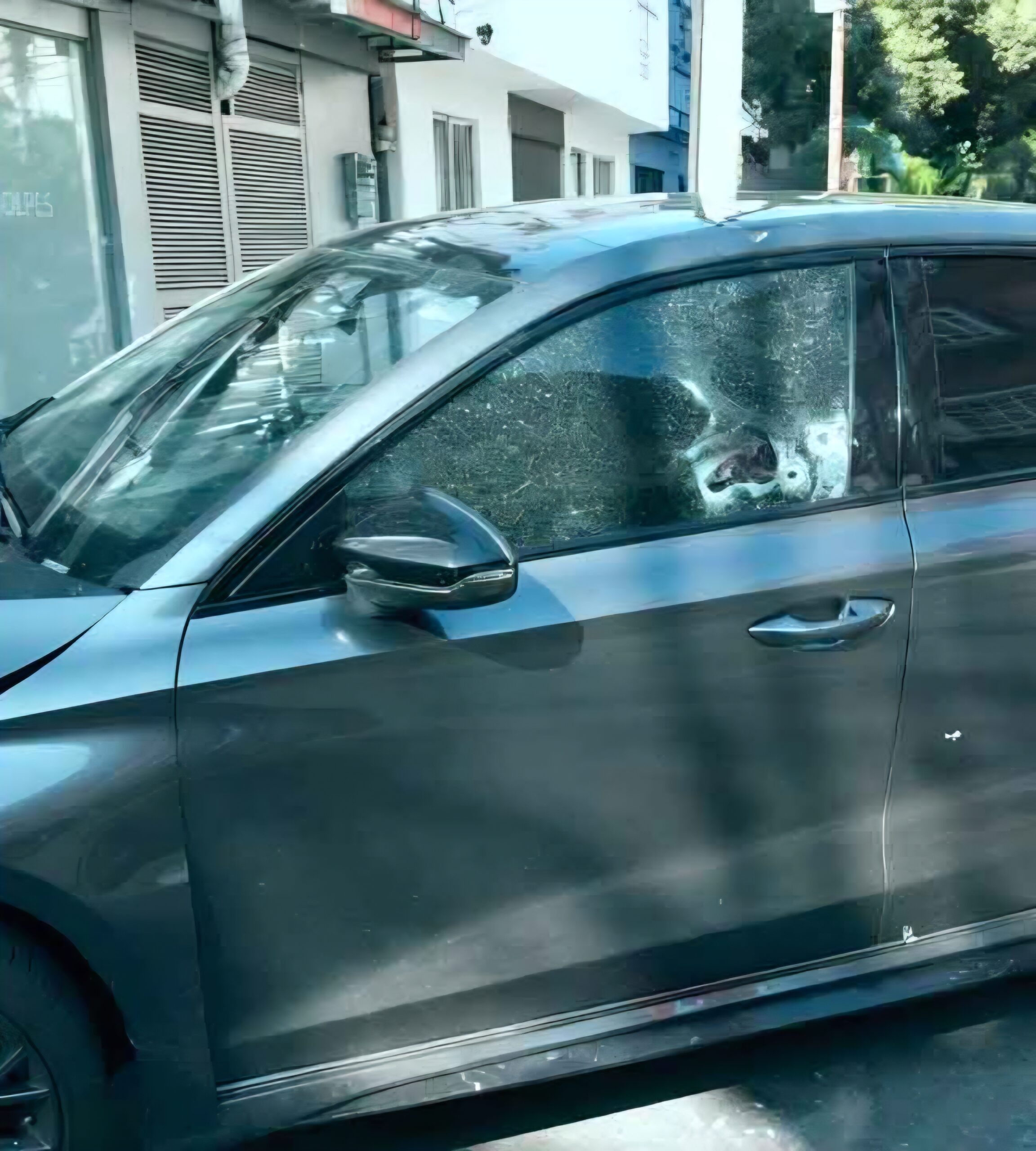 🚨🔫 La violencia volvió a sacudir a la CDMX luego de que un hombre fuera atacado a balazos mientras conducía un automóvil de lujo en la colonia Nápoles, alcaldía Benito Juárez. 😳🚗