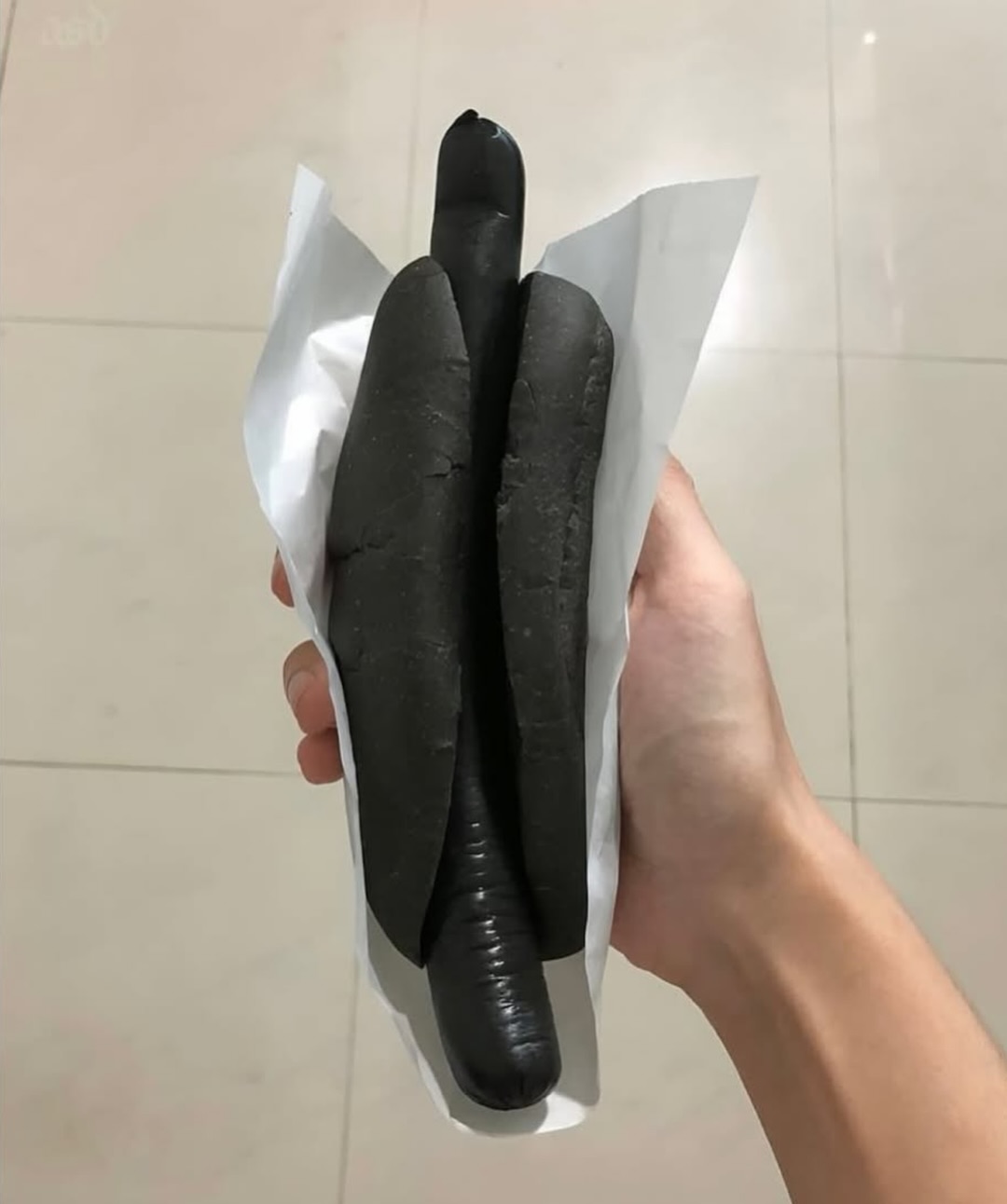 🌭⚫😳 IKEA Japón volvió a hacerse viral tras lanzar uno de los productos más extraños y llamativos de su menú: ¡un hot dog completamente negro! ¡Ninja Dog!