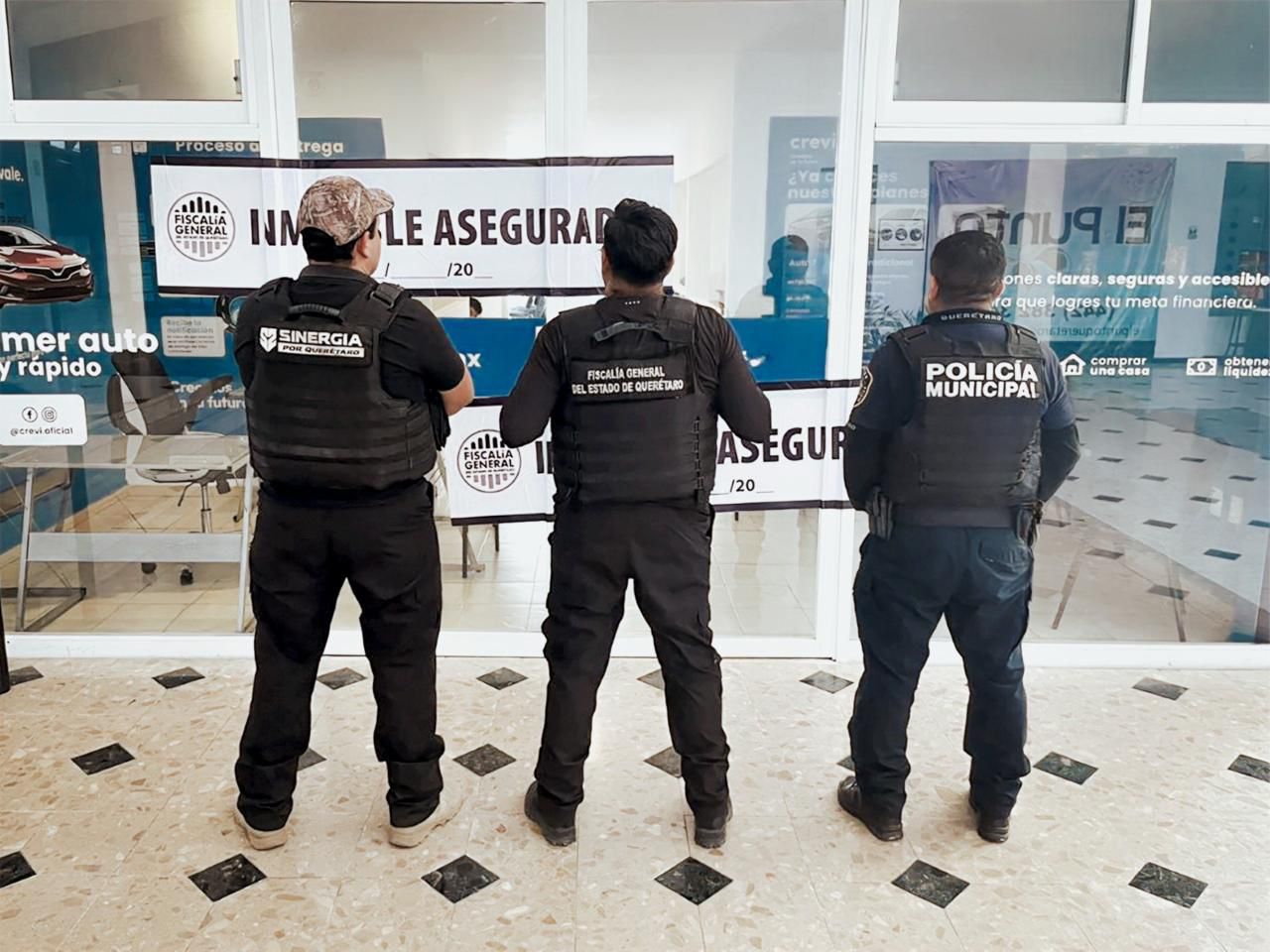 ¡Golpe al fraude financiero en la capital! ⚖️🛡️ Como parte de la estrategia Sinergia por Querétaro, la Fiscalía General del Estado ejecutó un cateo en un establecimiento de la Plaza Comercial El Punto, en la colonia San Pablo, tras recibir denuncias por presunto fraude genérico