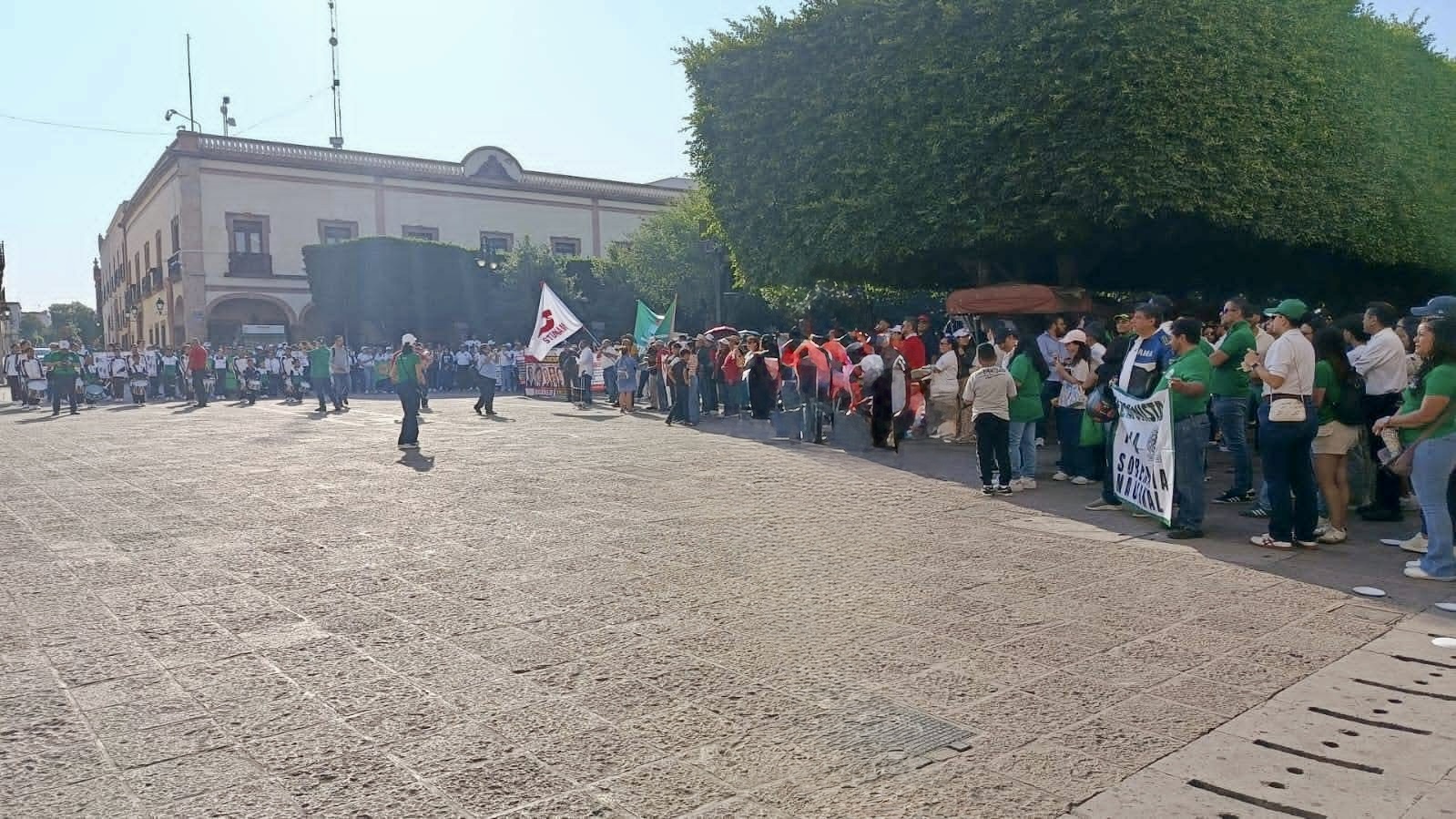 Trabajadores marchan en el centro de Querétaro este 1 de mayo
