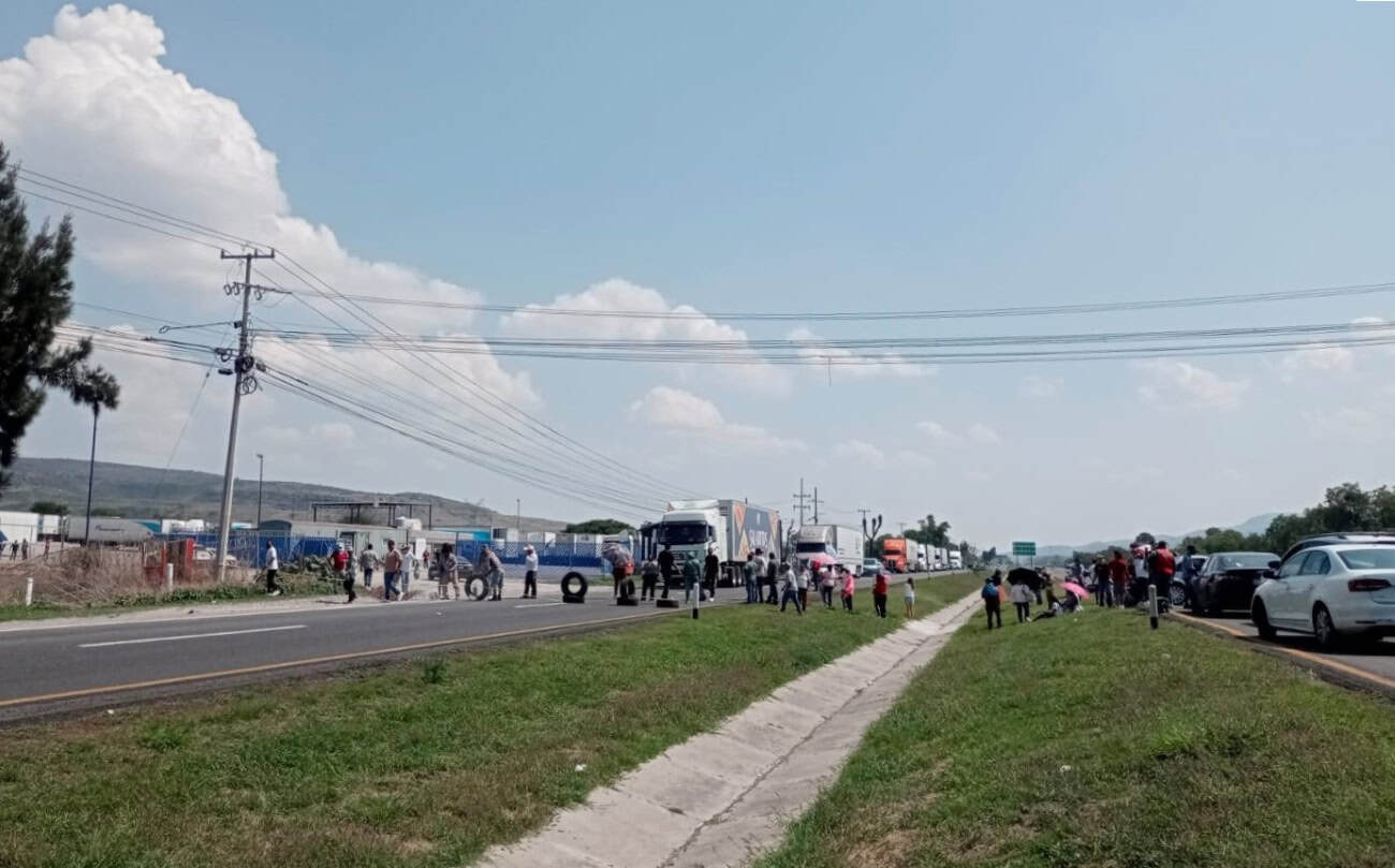 Municipio de Querétaro confirma retención de unidad oficial en bloqueo de la 57