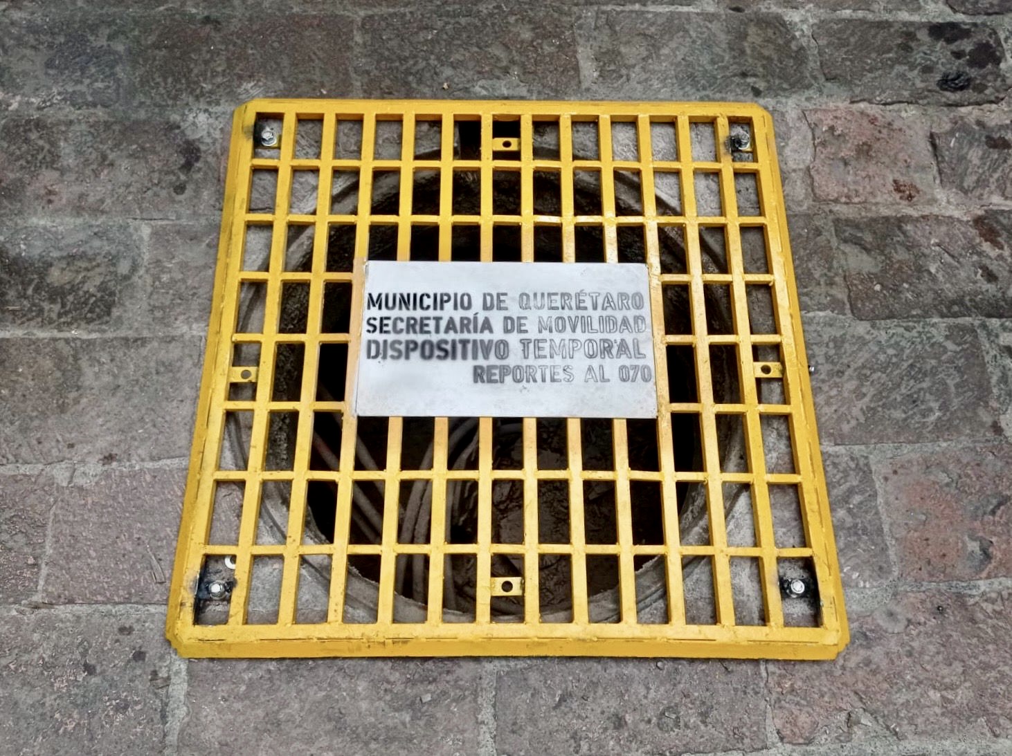 Movilidad instala rejillas temporales para prevenir accidentes en Querétaro