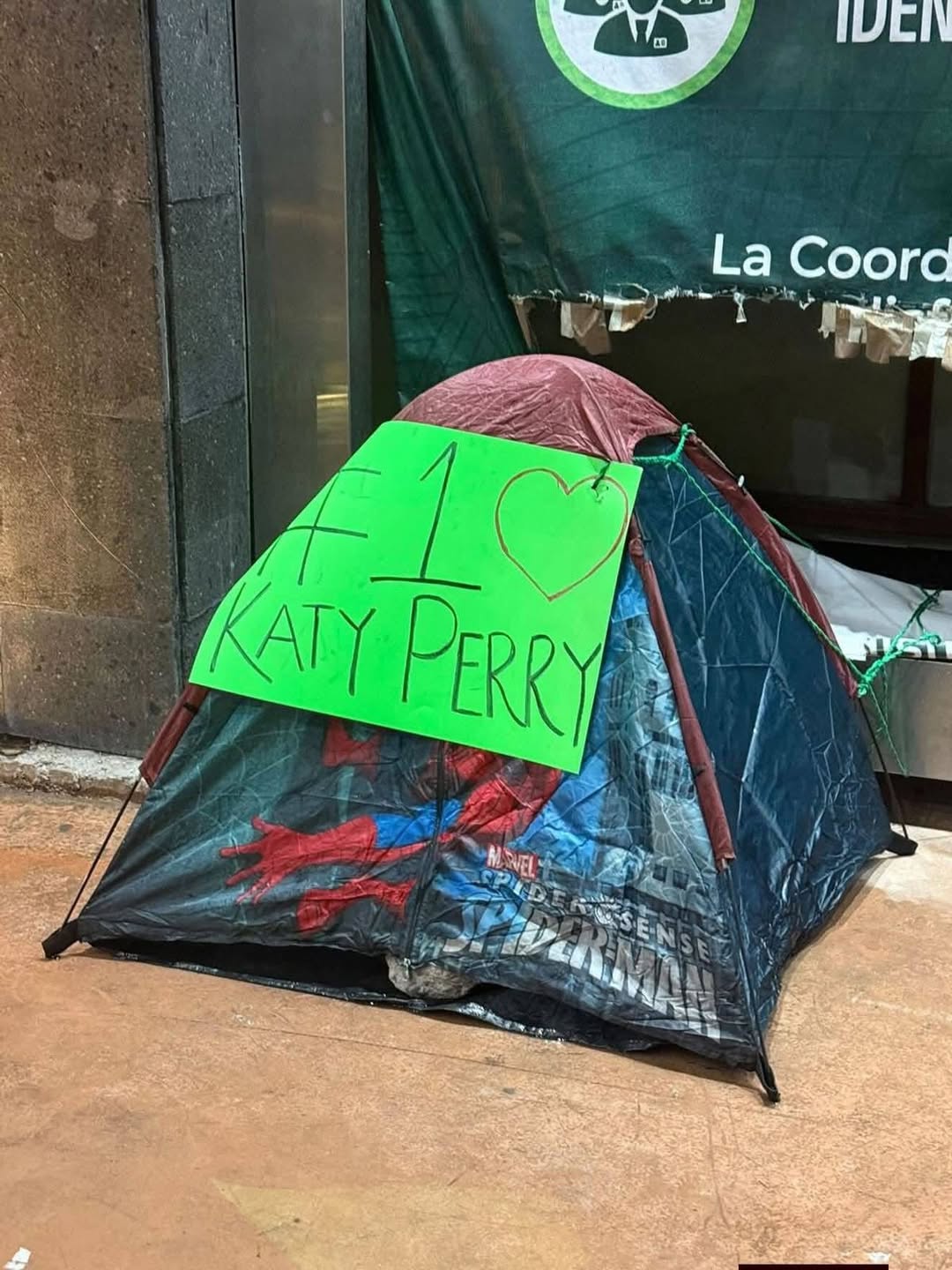 🎤🔥 ¡La “Katymanía” ya comenzó en México! A más de 90 días del concierto gratuito de Katy Perry en la Feria Nacional Potosina 2026, fans ya comenzaron a acampar afuera del recinto ferial para intentar conseguir los mejores lugares. 😳⛺ 