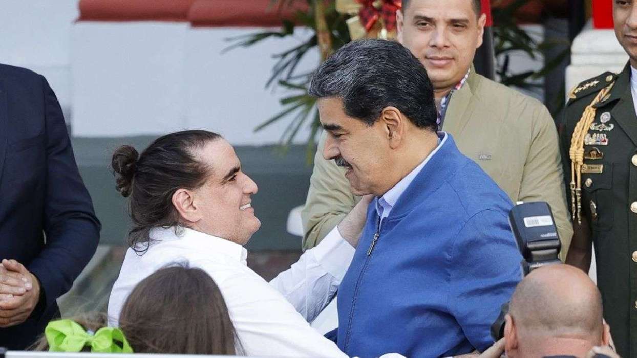 🚨🇻🇪🇺🇸 El empresario colombiano Alex Saab, señalado durante años como presunto testaferro y operador financiero de Nicolás Maduro, fue deportado por el gobierno de Venezuela a Estados Unidos