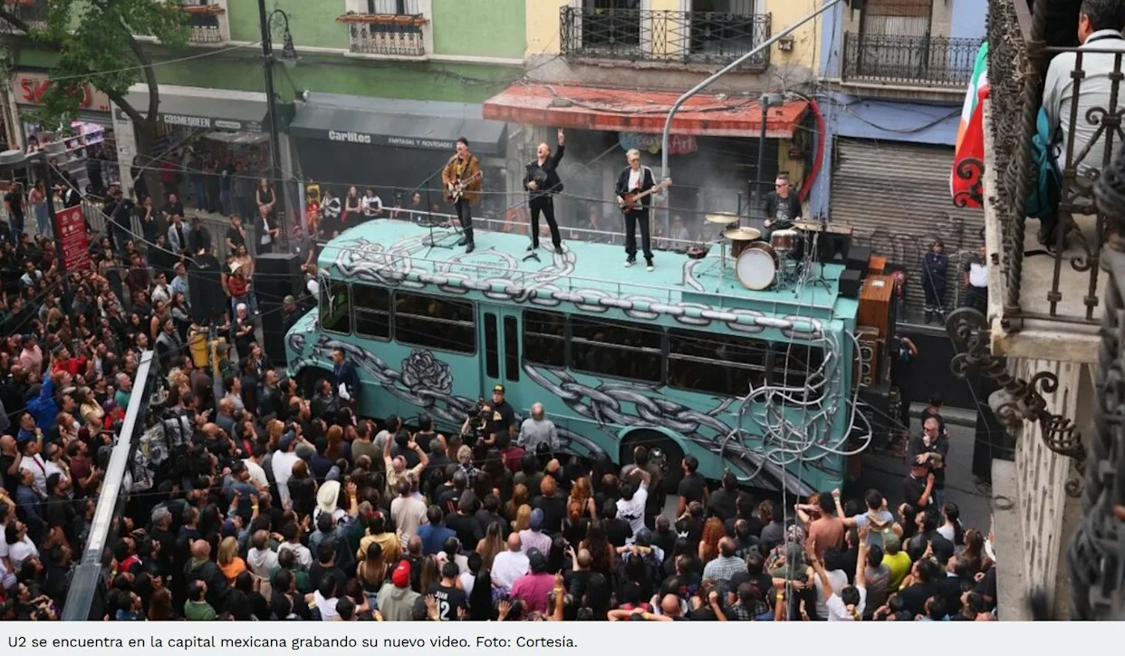🎸🇲🇽 ¡Sorpresa total en la CDMX! La legendaria banda U2 apareció este martes en pleno Centro Histórico para grabar un nuevo video musical junto a decenas de fans mexicanos