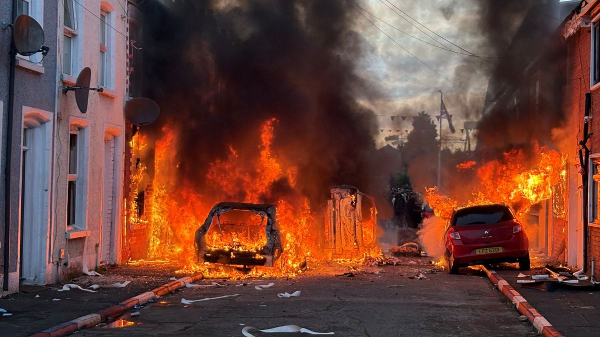 🚨🌍🔥 Una nueva ola de violencia sacude a Belfast