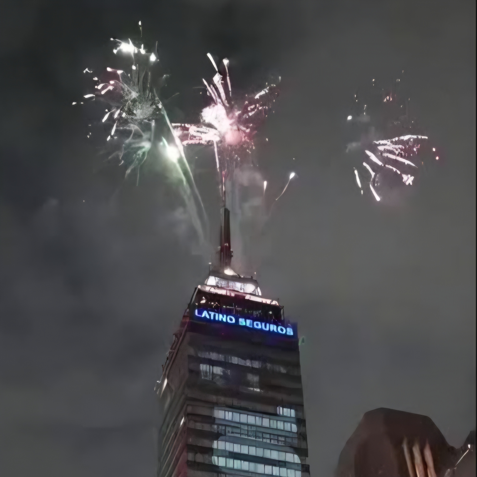⚽🇲🇽🎉🎇⚽ La Torre Latinoamericana , el Ángel de la Independencia y el Monumento a la Revolución anoche fueron puntos de reunión de miles de aficionados