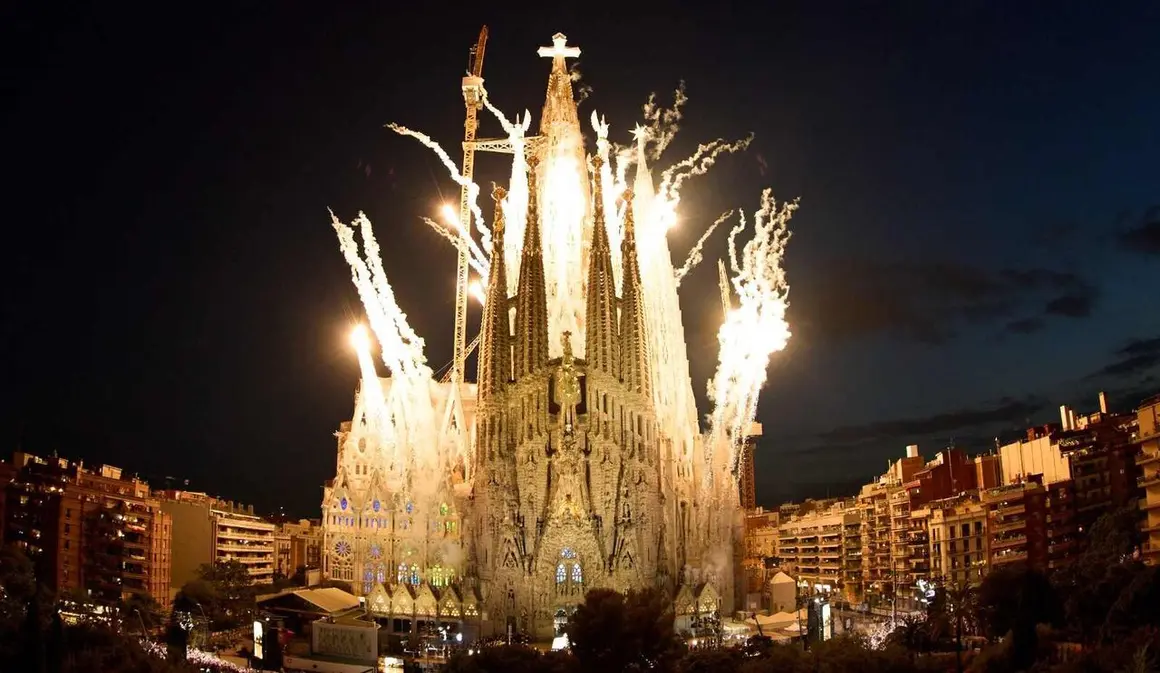 🏗️🌟La emblemática Basílica de la Sagrada Familia en Barcelona ha vivido una noche mágica e inolvidable