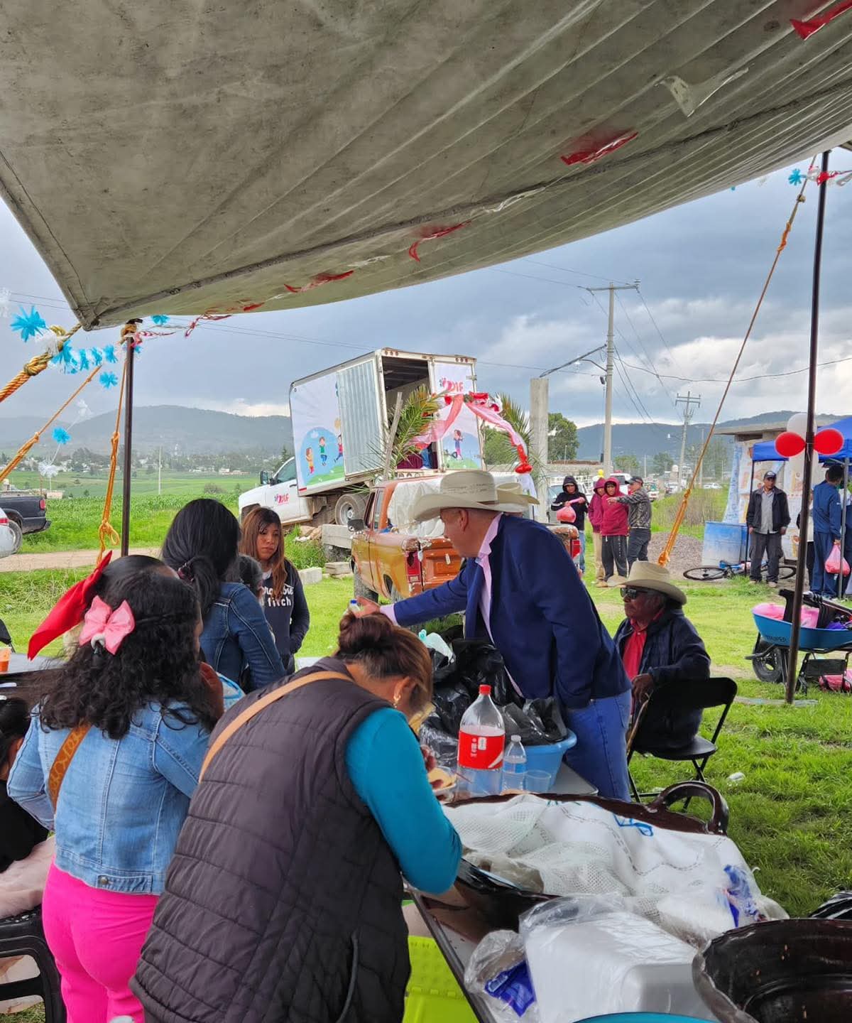 ⛪🎉 El presidente municipal de Amealco, Óscar Pérez Martínez, acompañó a las familias de La Noria y El Lindero durante el gran convivio de sus Fiestas Patronales