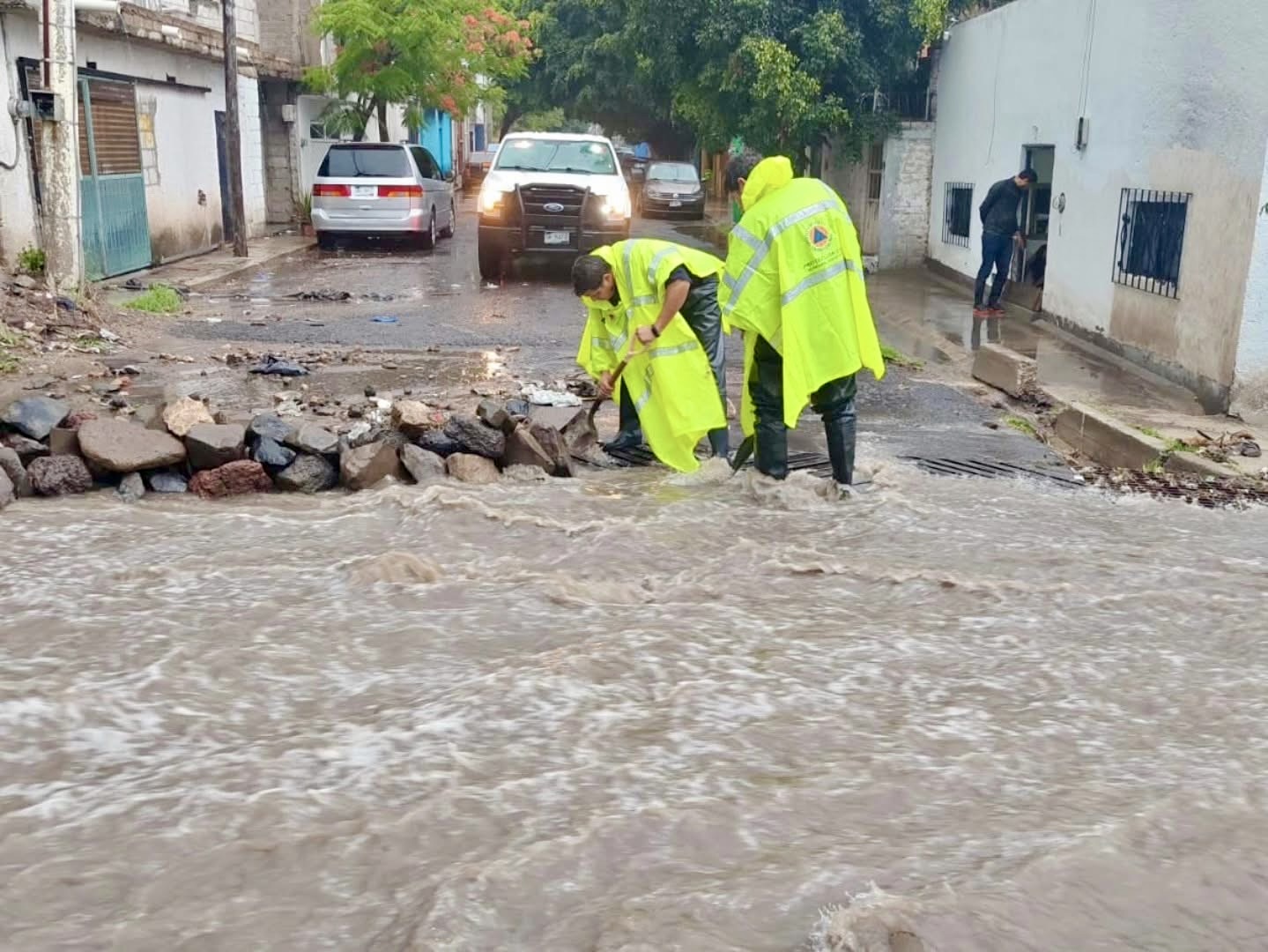 Lluvias dejaron autos varados e ingreso de agua a viviendas en Querétaro