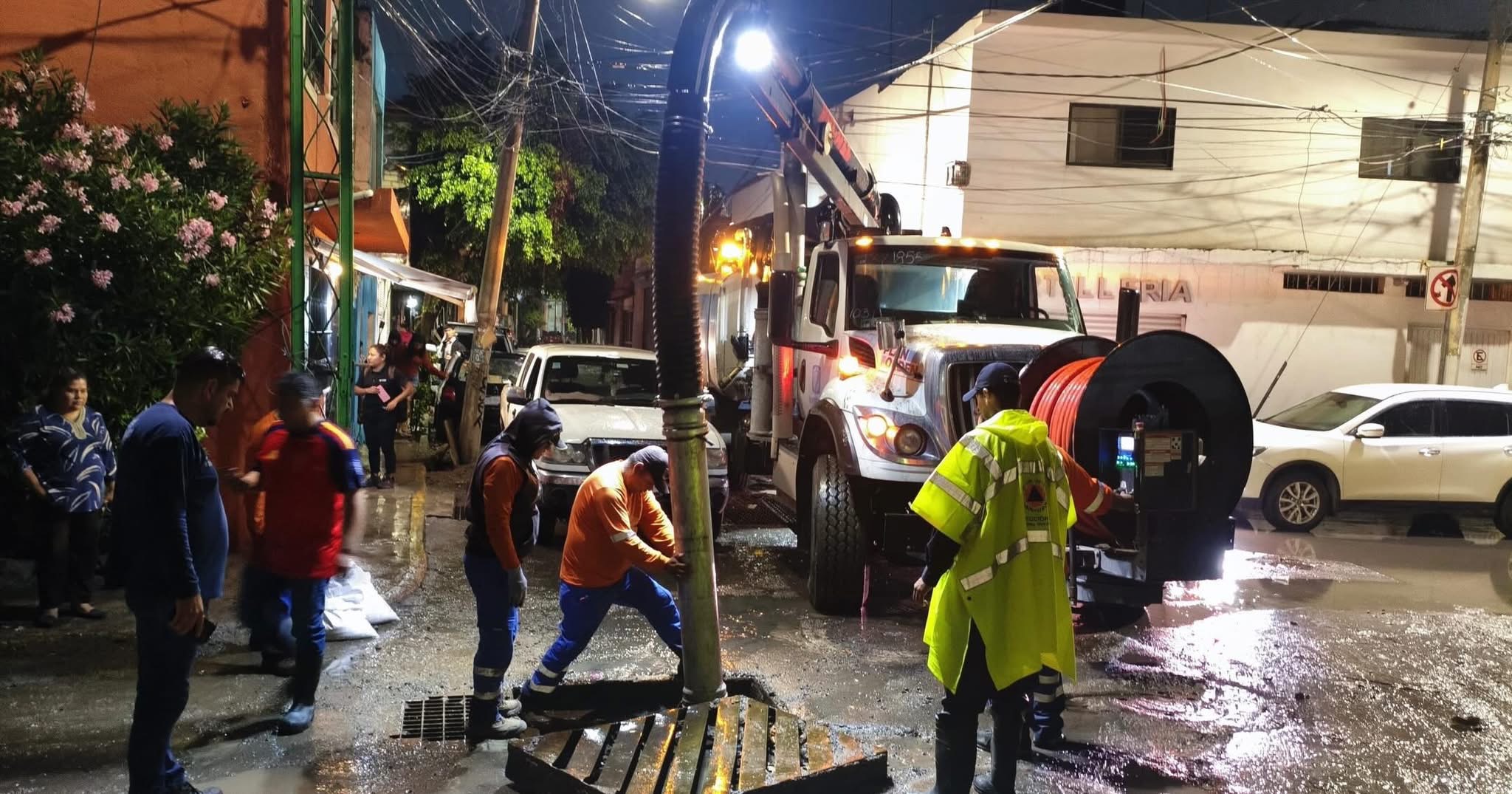 Encharcamientos y viviendas con ingreso de agua marcan jornada de lluvias en la capital