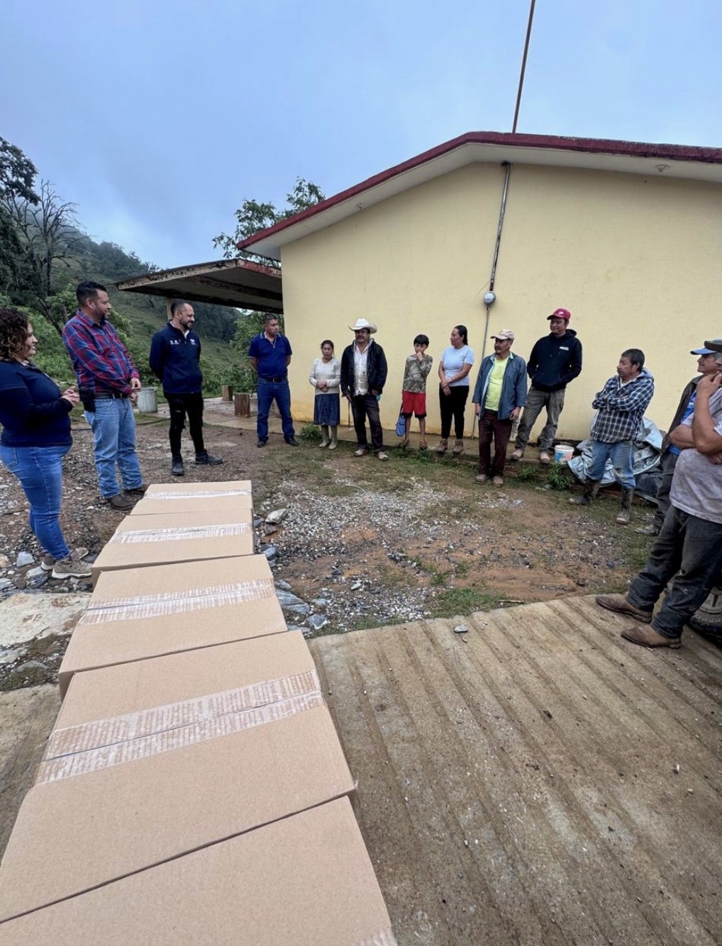 DIF Estatal entrega apoyo alimentario a 50 familias tras derrumbes en Pinal de Amoles